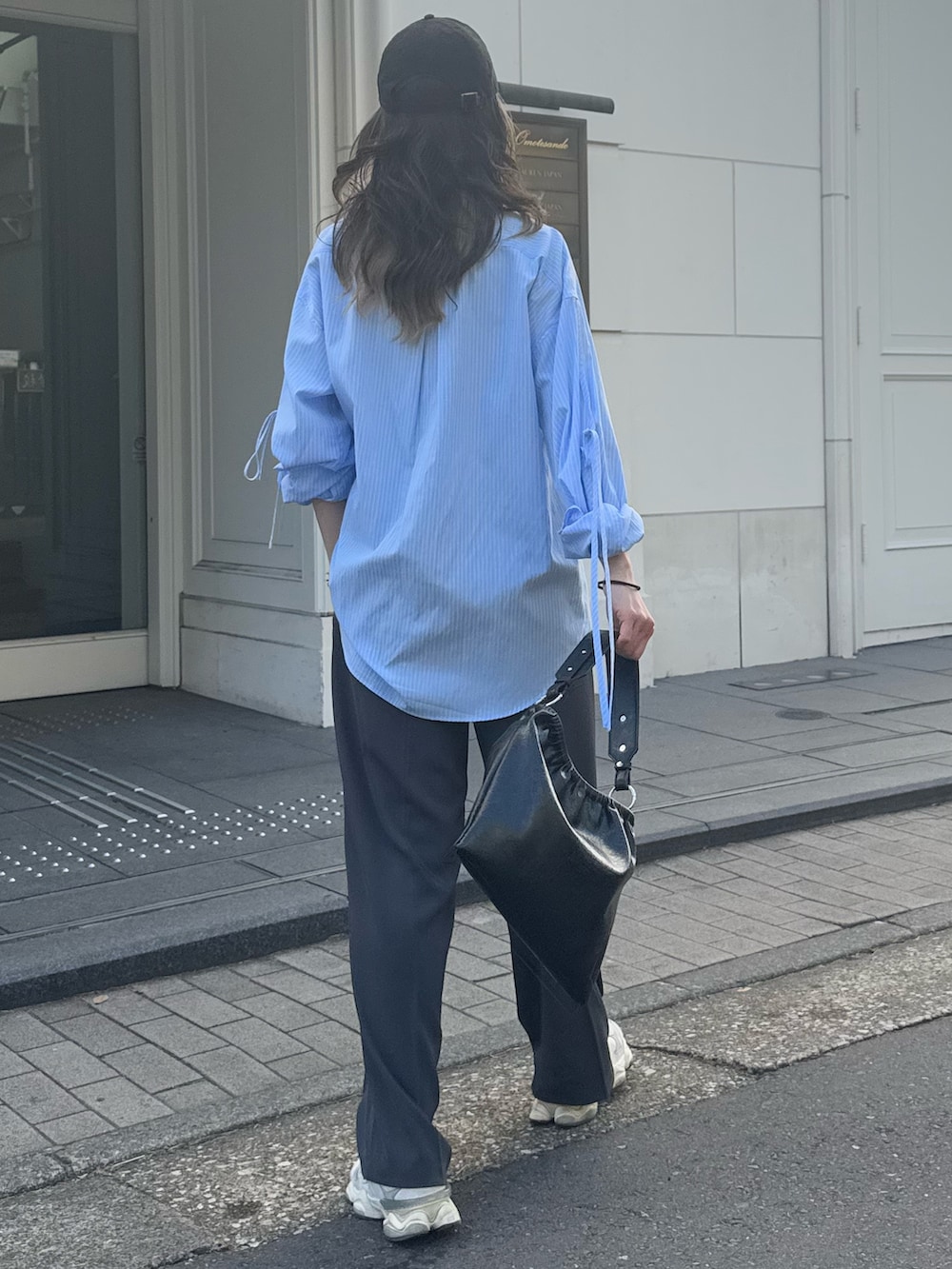 ブルー系のシャツ/ブラウス、グレー系のスラックス、ブルー系のカーディガン/ボレロを着用したレディースの冬コーディネートの2枚目の写真