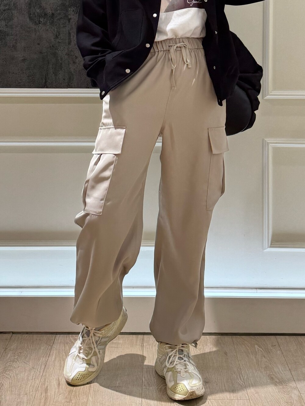 ベージュ系のその他パンツ、ブラック系のブルゾン、ブラック系のショルダーバッグを着用したレディースの春コーディネートの3枚目の写真