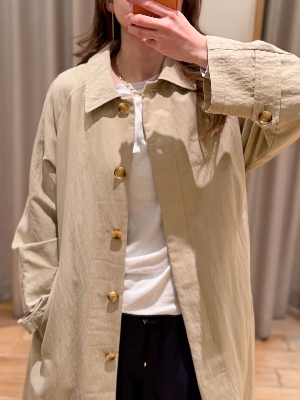 ホワイト系のTシャツ/カットソー、ベージュ系のステンカラーコートを着用したレディースの春コーディネートの2枚目の写真