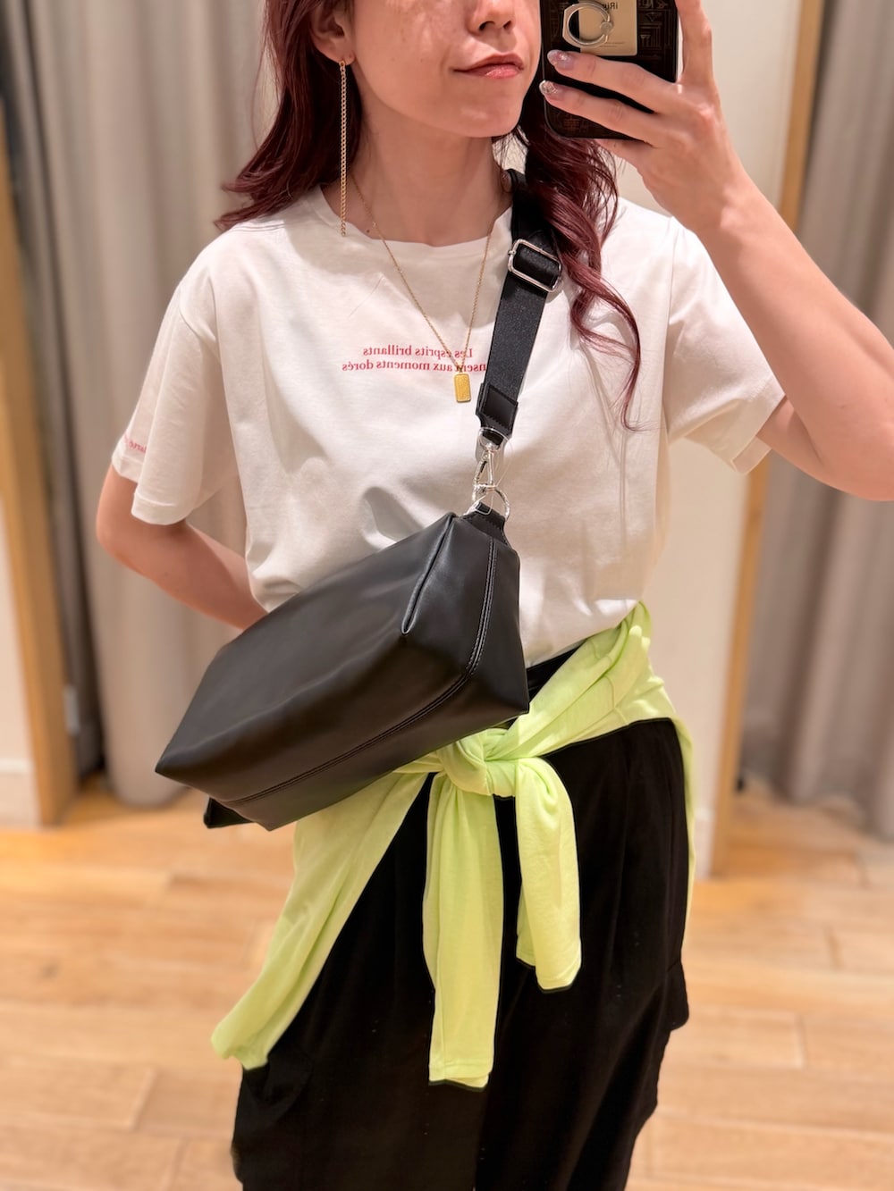 ホワイト系のTシャツ/カットソー、グリーン系のTシャツ/カットソー、ブラック系のその他パンツを着用したレディースの夏コーディネートの2枚目の写真