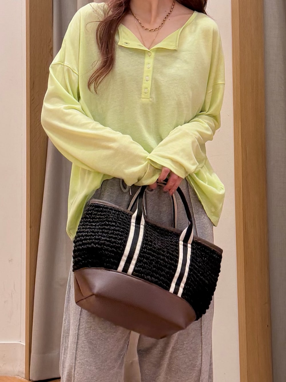 グリーン系のTシャツ/カットソー、グレー系のその他パンツ、ブラック系のトートバッグを着用したレディースの夏コーディネートの3枚目の写真