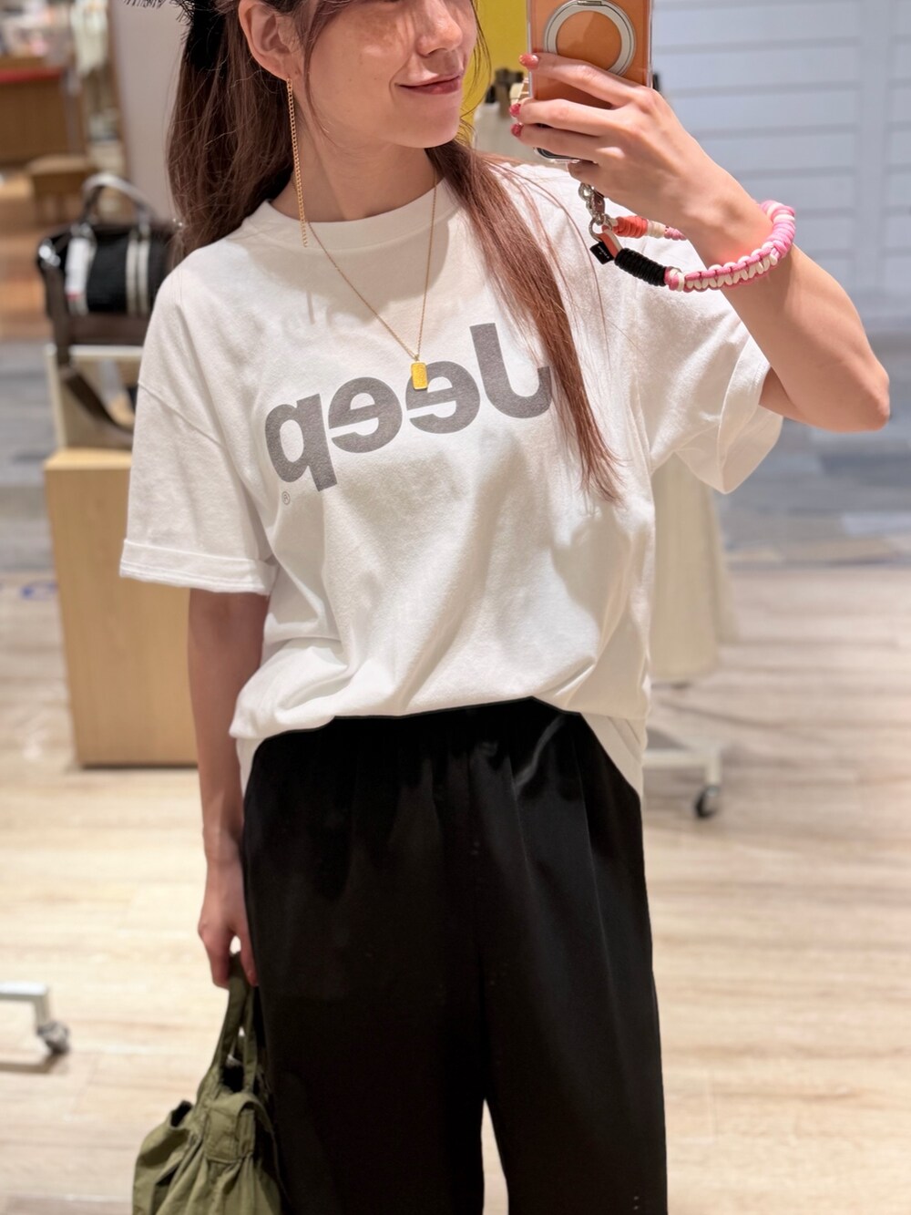 ホワイト系のTシャツ/カットソー、ブラック系のその他パンツ、グリーン系のショルダーバッグを着用したレディースの夏コーディネートの2枚目の写真