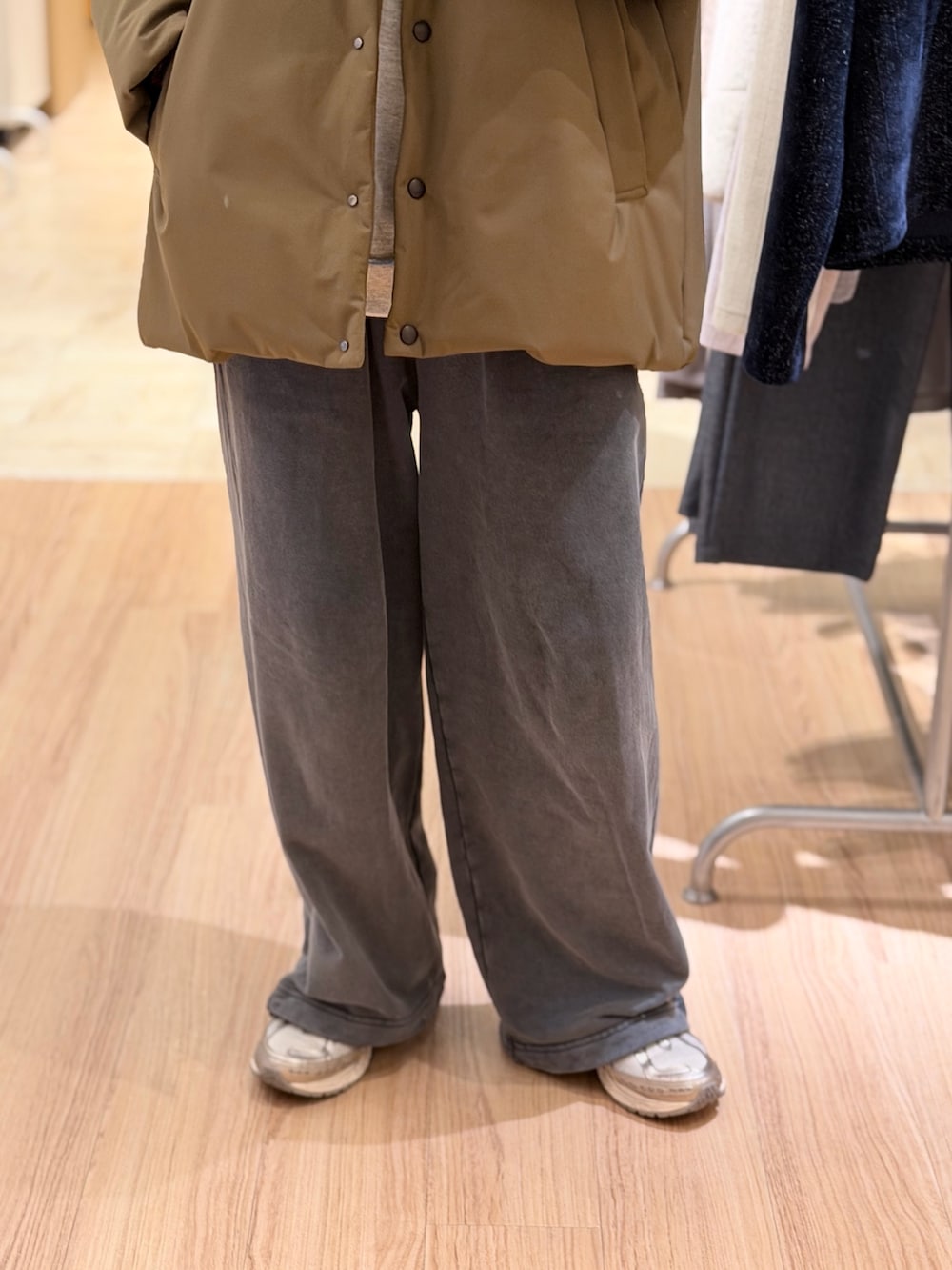 グリーン系のダッフルコート、ベージュ系のスウェットパンツ、ホワイト系のスウェットを着用したレディースの冬コーディネートの3枚目の写真