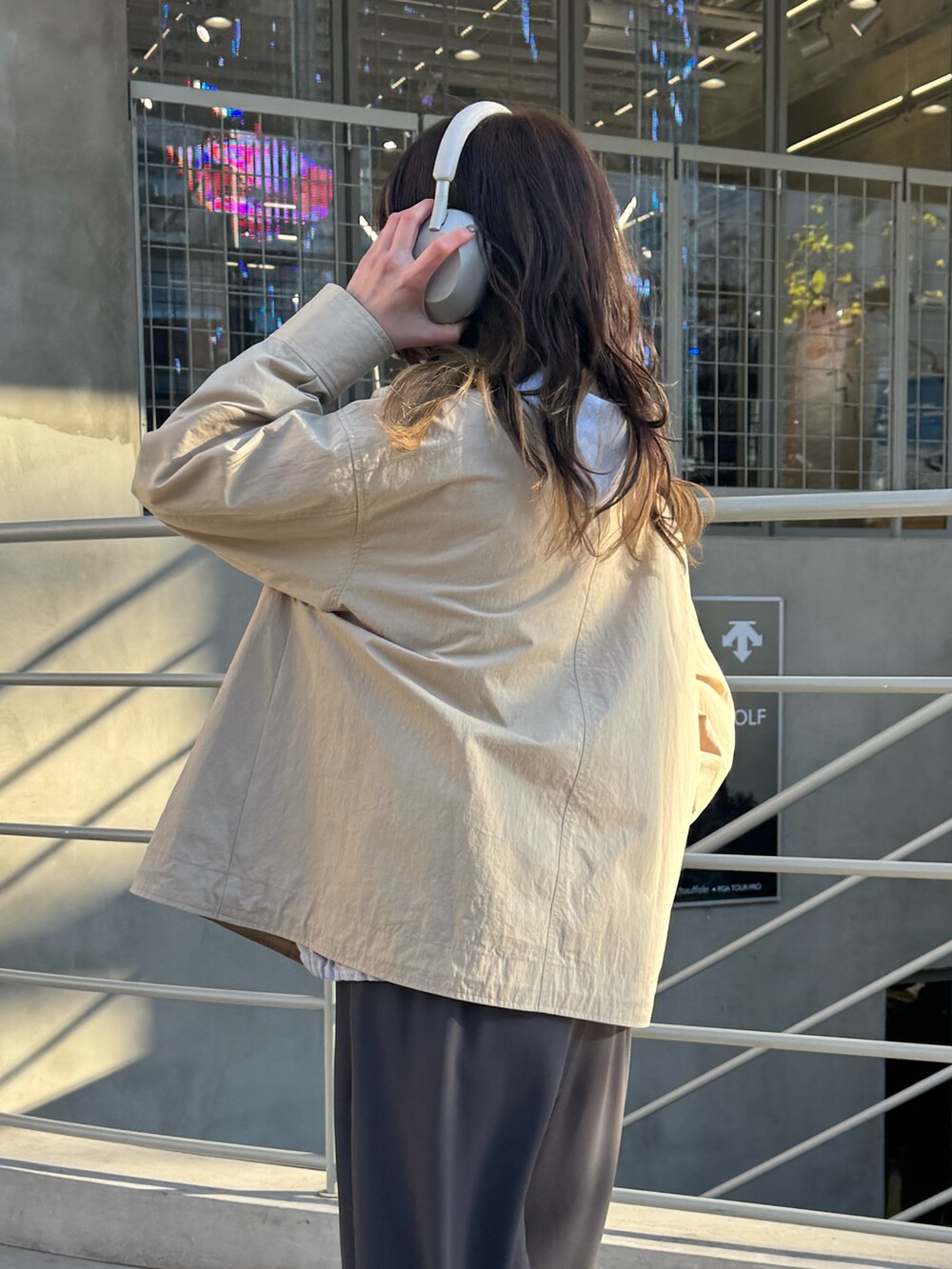 ブラック系のブルゾン、グレー系のその他パンツを着用したレディースの冬コーディネートの4枚目の写真