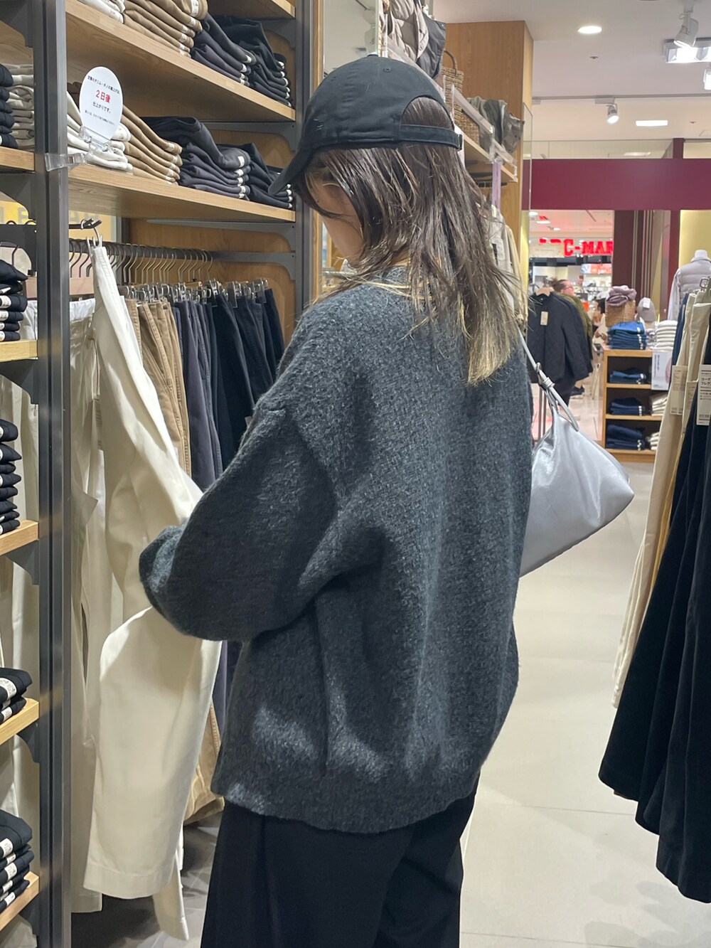 グレー系のカーディガン/ボレロ、ブラック系のその他パンツ、ブラック系のキャップを着用したレディースの秋コーディネートの2枚目の写真