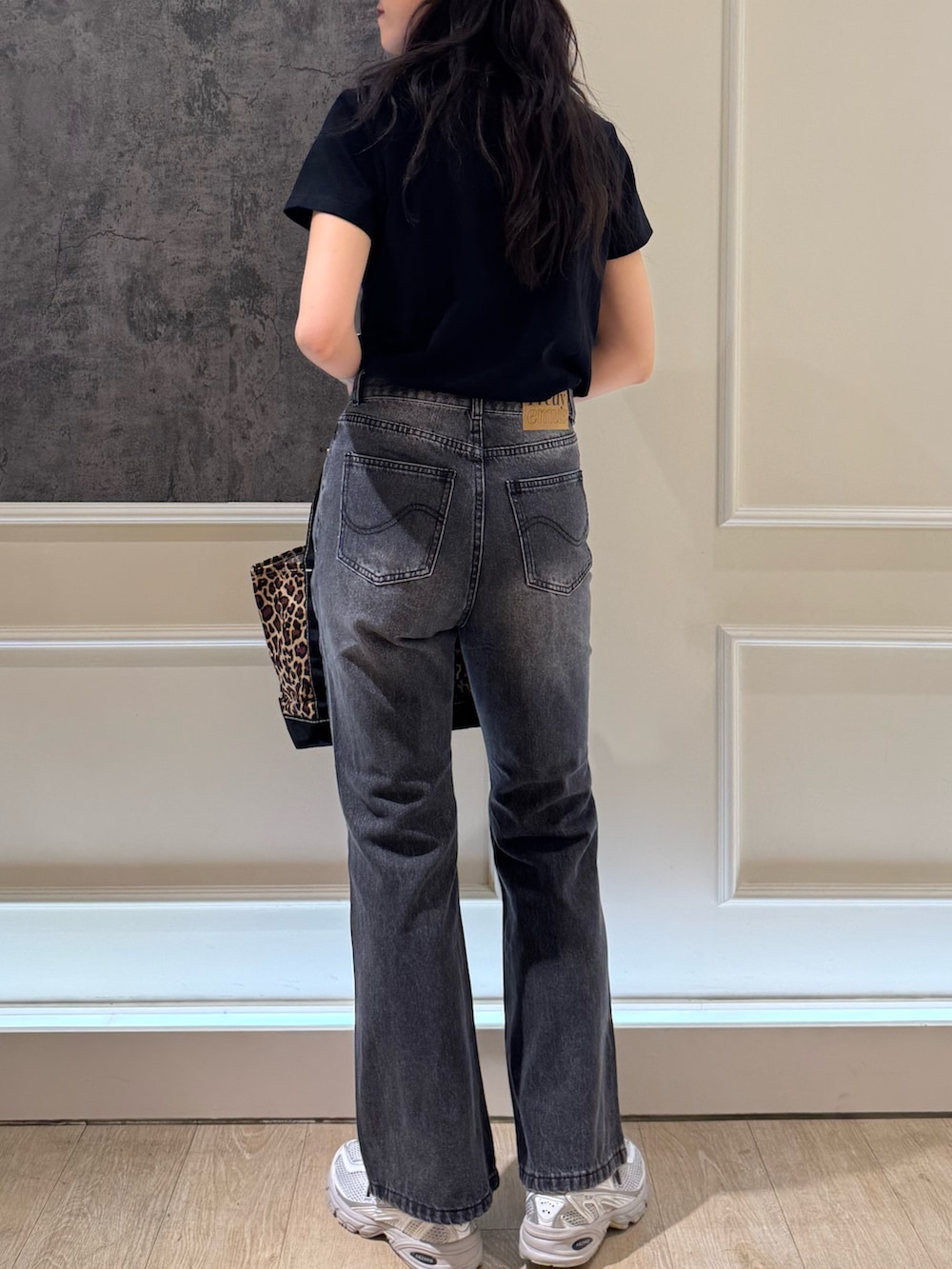 ブラック系のTシャツ/カットソー、ブラック系のデニムパンツを着用したレディースの夏コーディネートの5枚目の写真