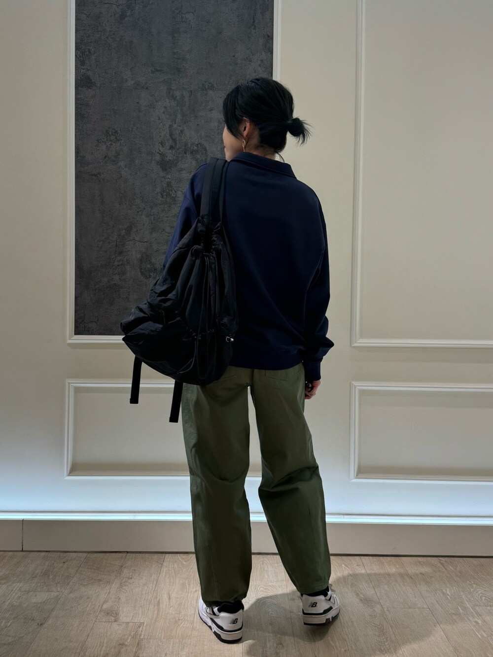 グリーン系のその他パンツ、ブルー系のポロシャツ、ブラック系のバックパック/リュックを着用したレディースの冬コーディネートの3枚目の写真