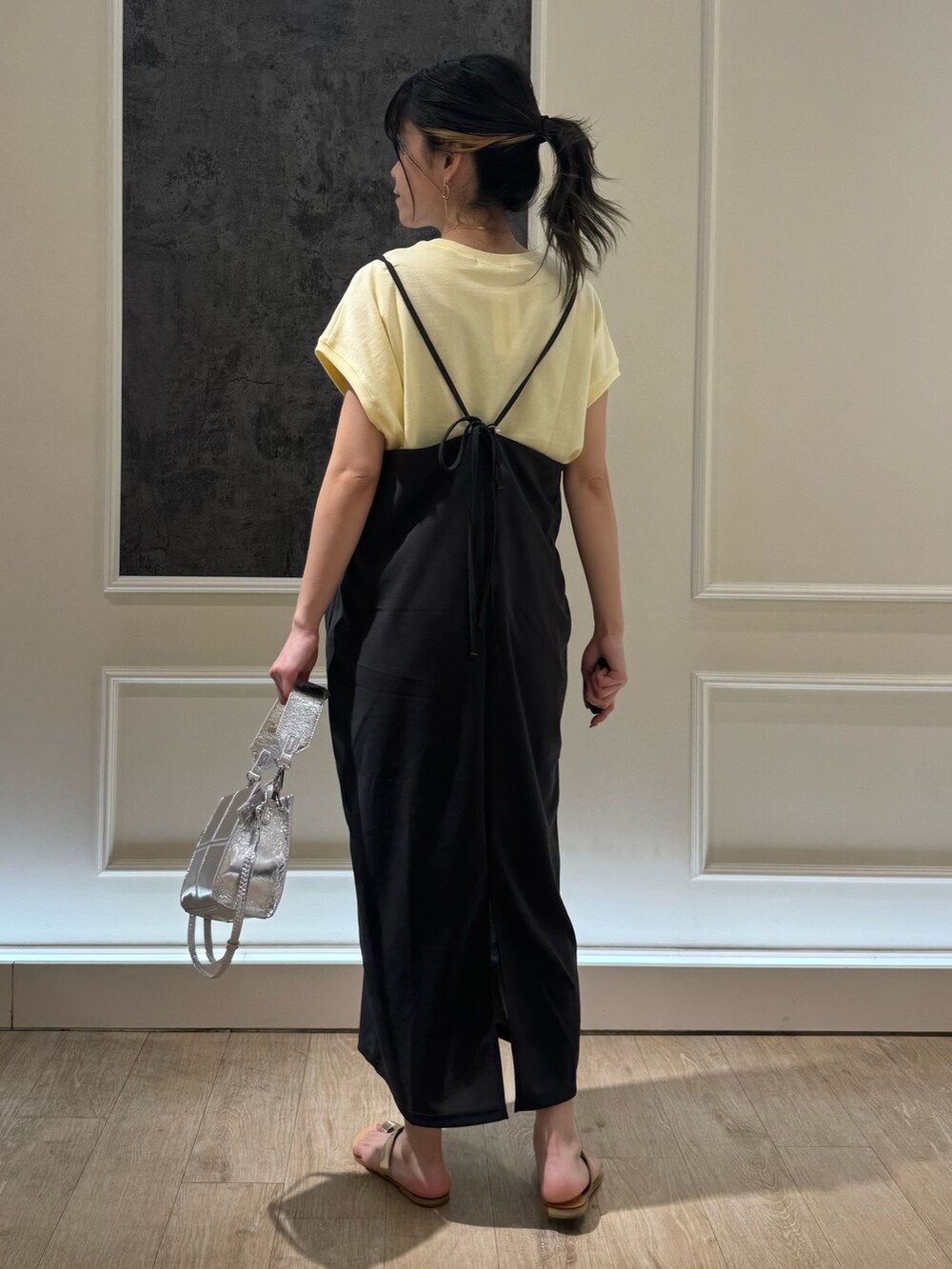 ブラウン系のワンピース、シルバー系のサンダル、シルバー系のショルダーバッグを着用したレディースの夏コーディネートの3枚目の写真