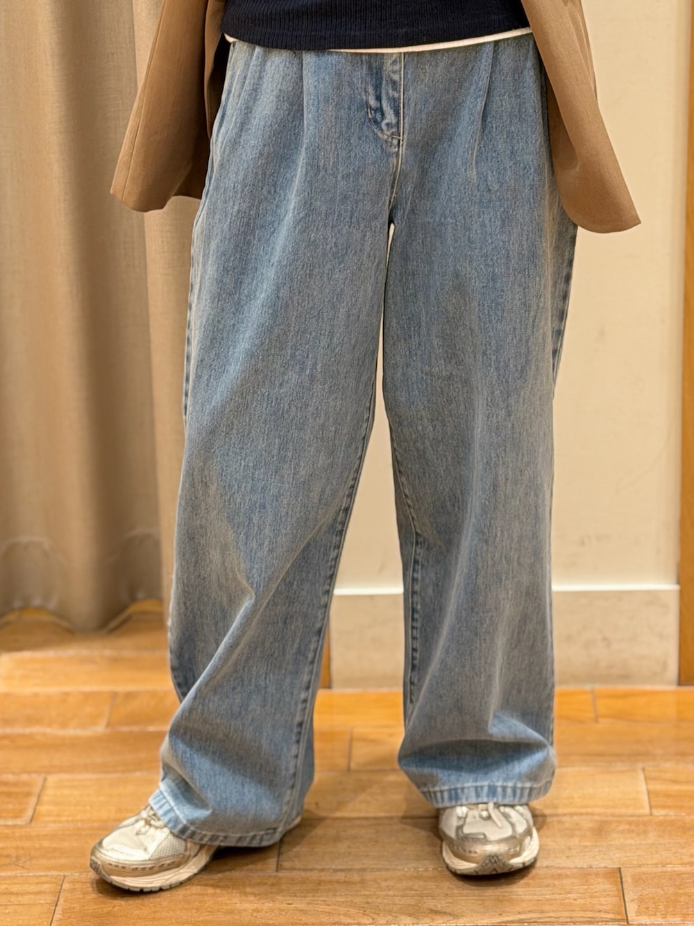 ブラウン系のテーラードジャケット、ホワイト系のTシャツ/カットソー、ブルー系のTシャツ/カットソーを着用したレディースの春コーディネートの4枚目の写真