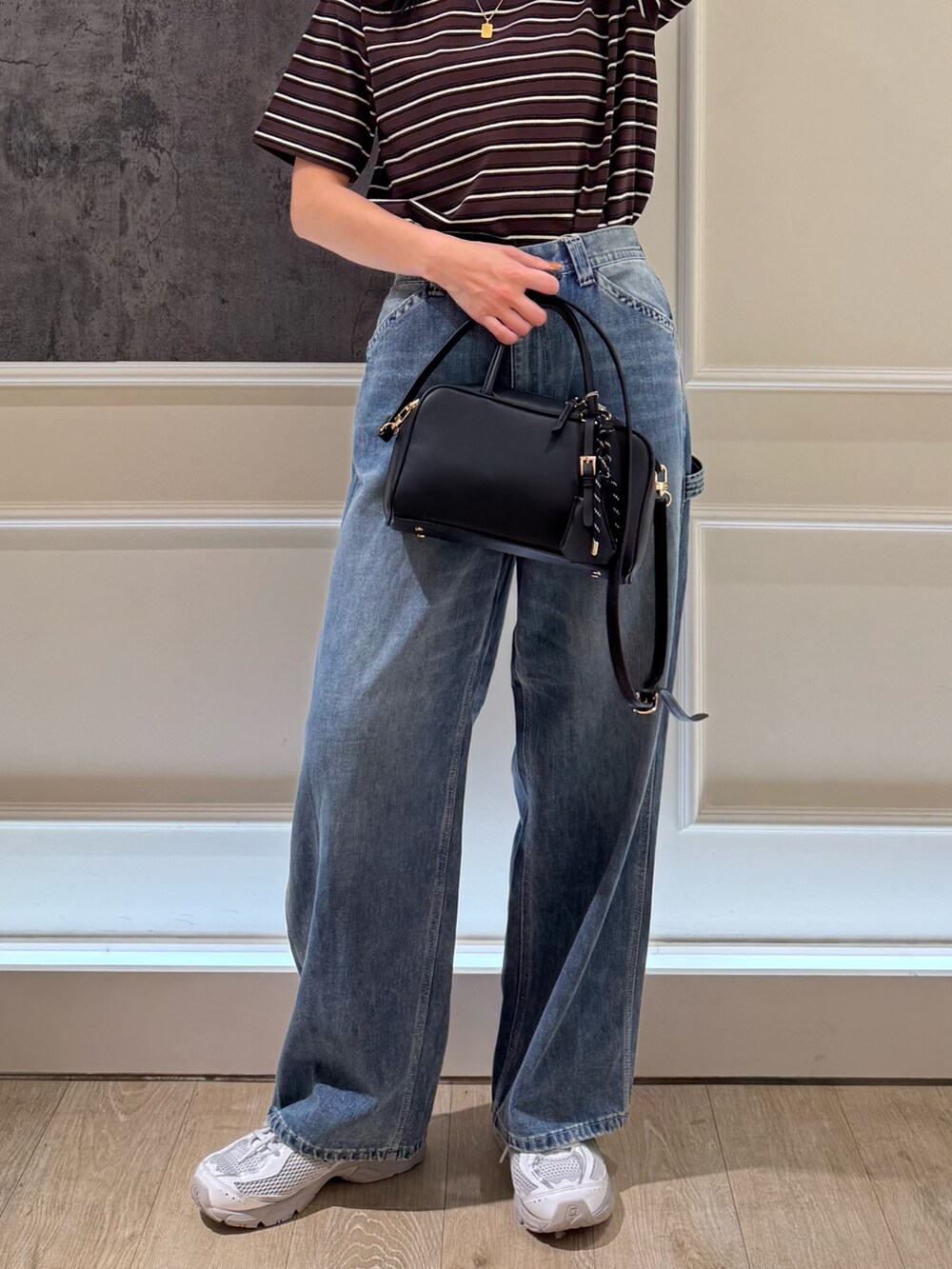 ベージュ系のTシャツ/カットソー、ブルー系のデニムパンツを着用したレディースの夏コーディネートの4枚目の写真