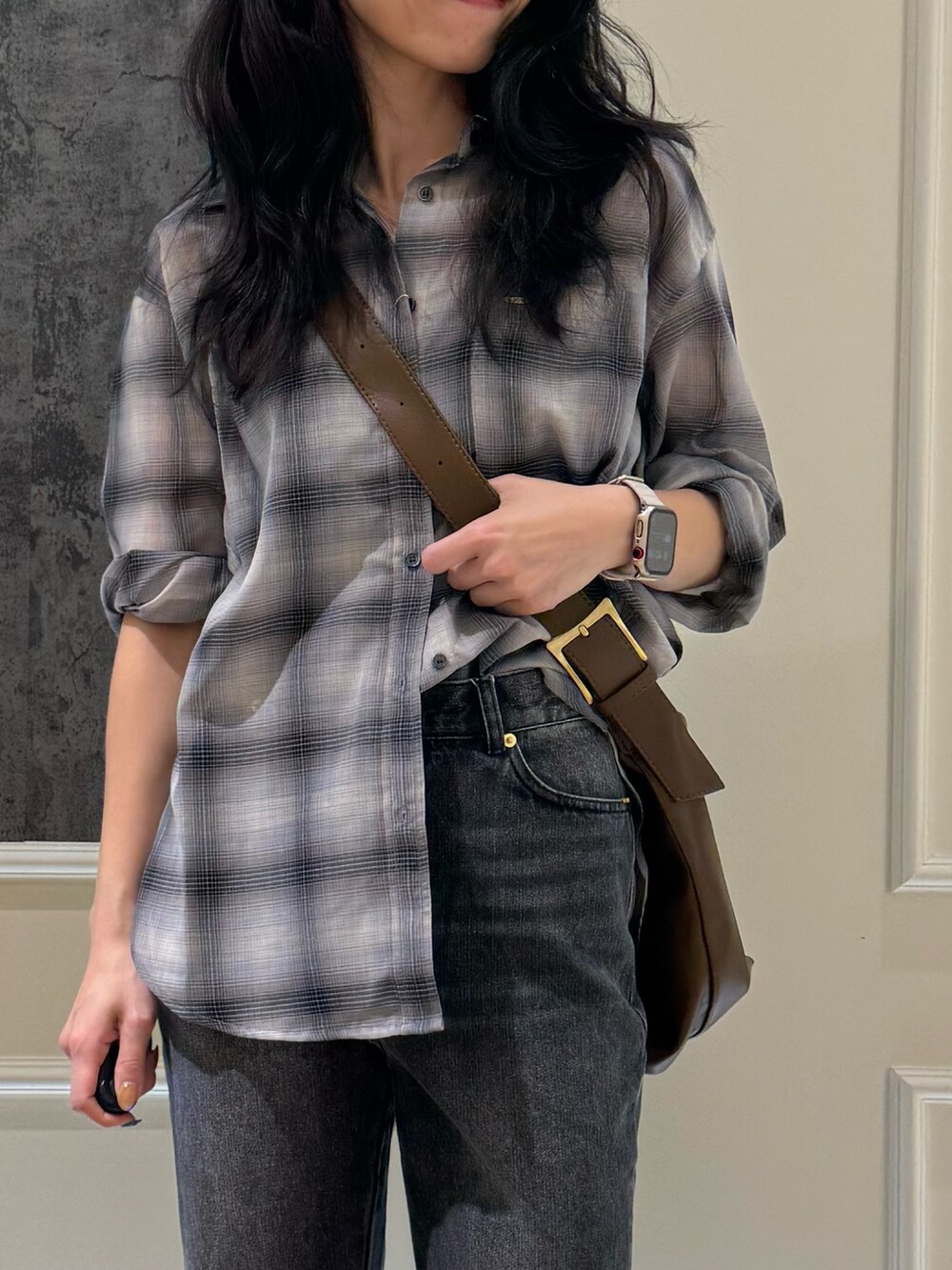 グレー系のシャツ/ブラウス、ブラック系のデニムパンツを着用したレディースの夏コーディネートの2枚目の写真