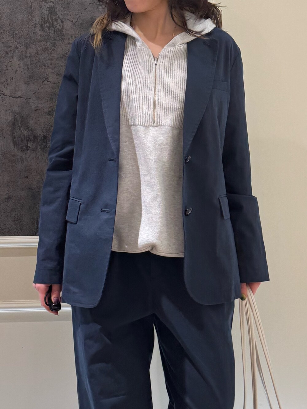ブルー系のテーラードジャケット、ブルー系のその他パンツ、グレー系のニット/セーターを着用したレディースの春コーディネートの2枚目の写真