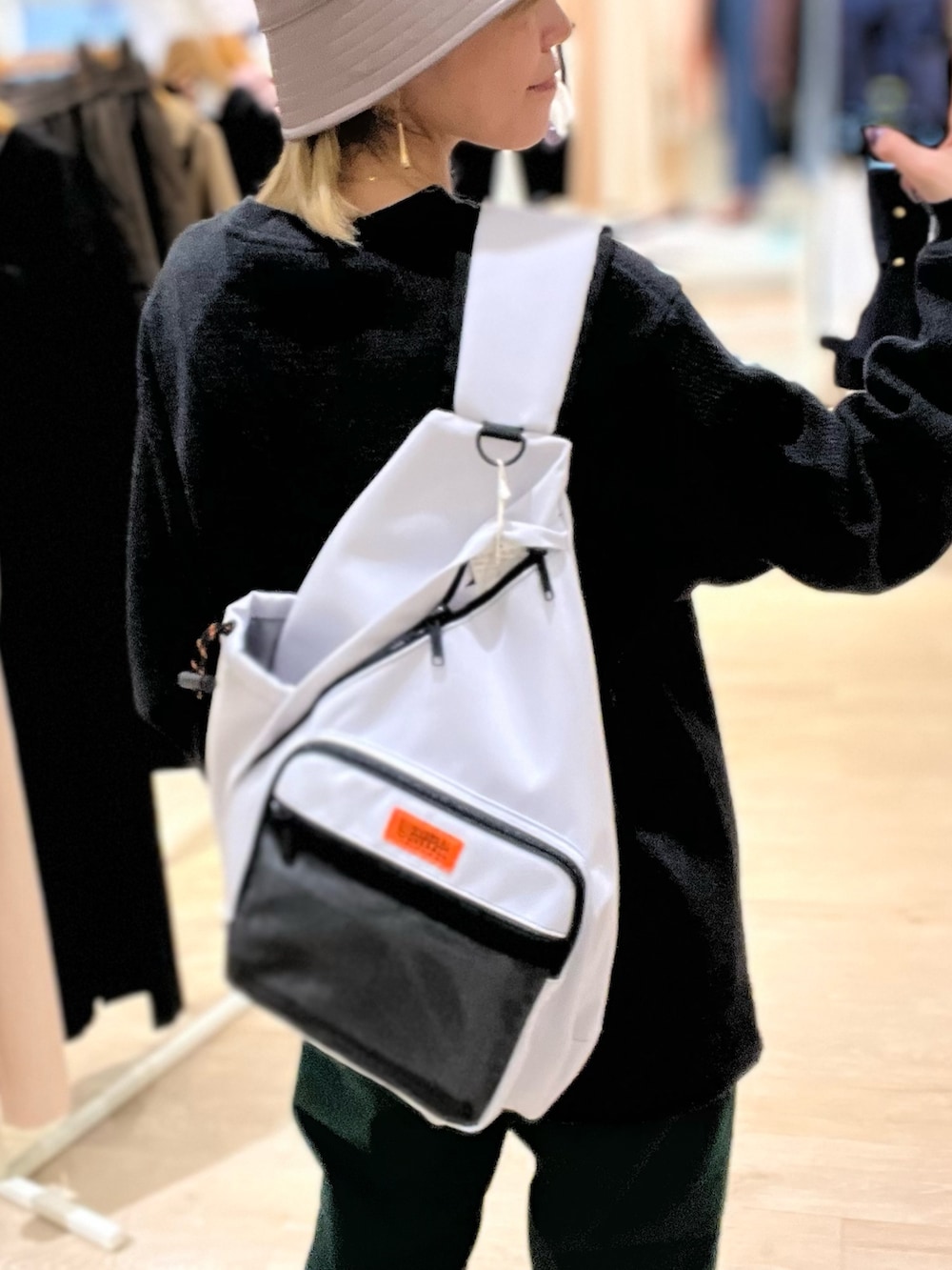 「韓国ファッション、秋服コーデ、シンプルコーデ、カジュアルコーデ、大人コーデ、おでかけコーデ、ディッキーズ(Dickies)、メンズファッション、メンズライクコーデ、メンズ」｜「GLOSTERの【GLOSTER/グロスター】ハニカムヘビーサーマルプルオーバー（Tシャツ/カットソー、ブラック系）」を使った、TOTO_fredyさん（レディース・164cm）の秋コーディネートの2枚目の写真