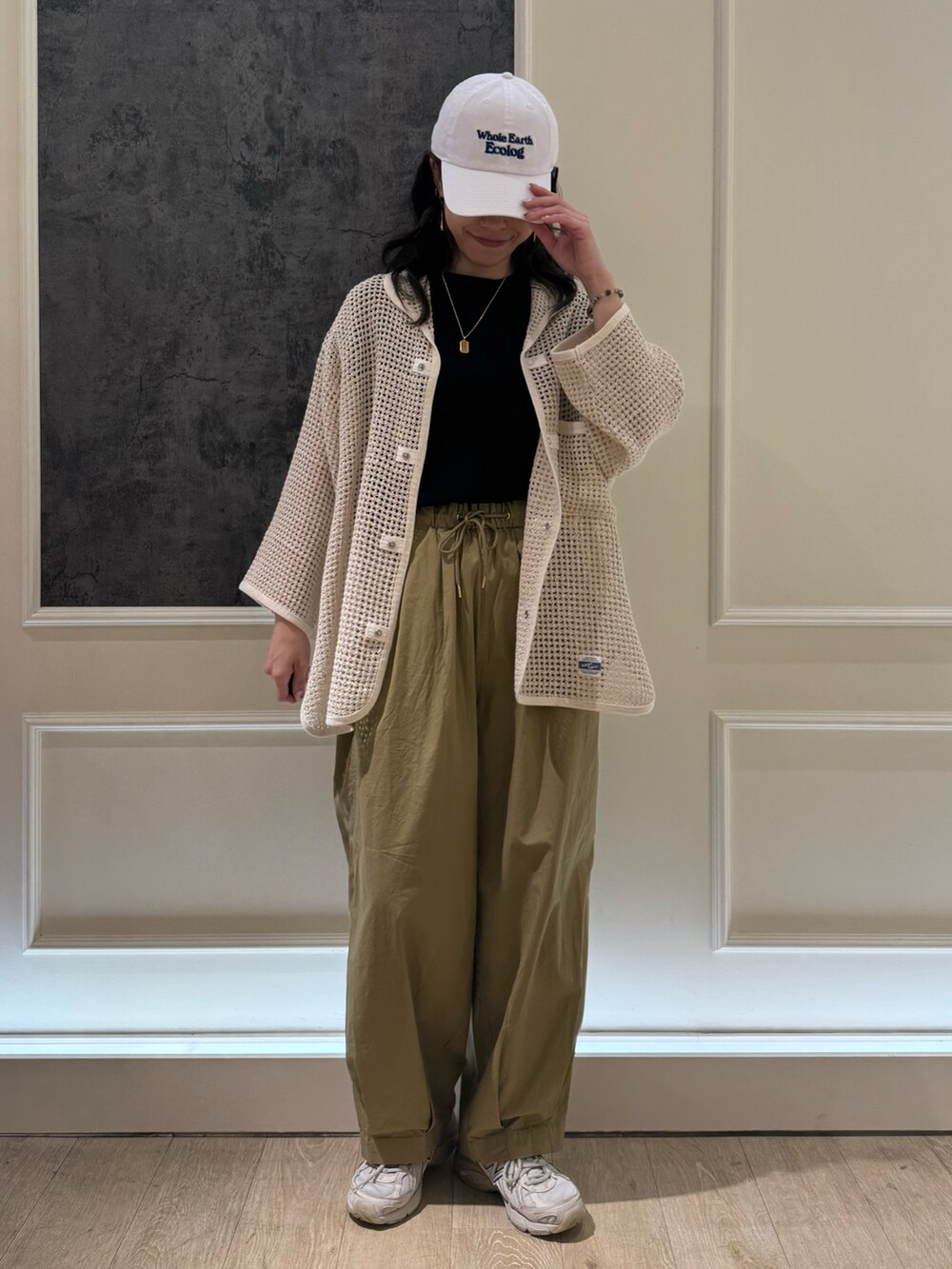 ベージュ系のその他パンツ、ホワイト系のシャツ/ブラウス、ホワイト系のTシャツ/カットソーを着用したレディースの夏コーディネートの2枚目の写真