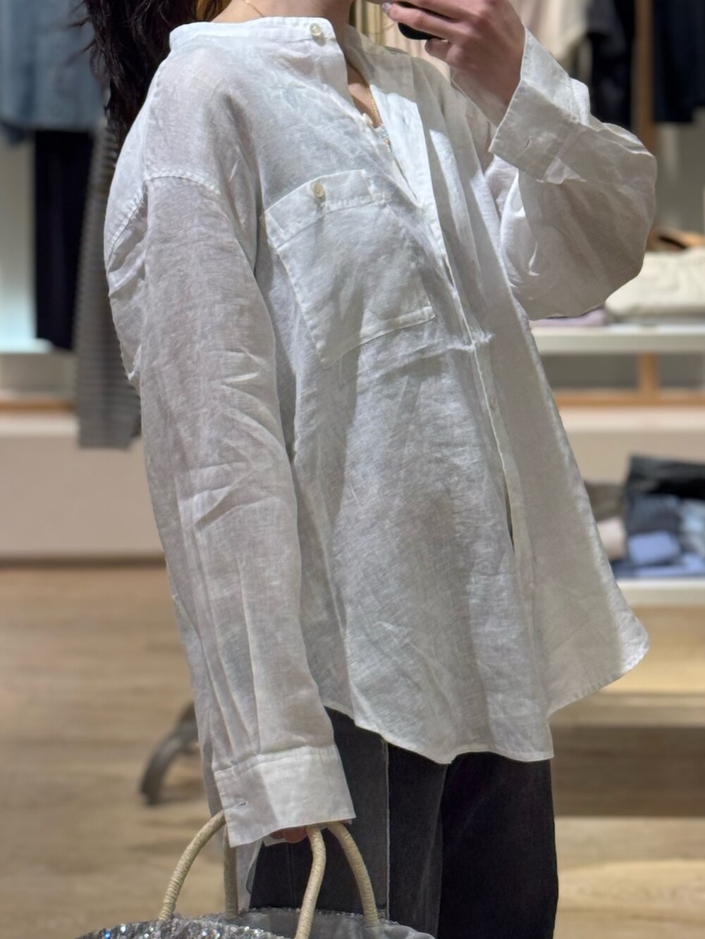 ホワイト系のシャツ/ブラウス、グリーン系のタンクトップ、シルバー系のかごバッグを着用したレディースの春コーディネートの2枚目の写真