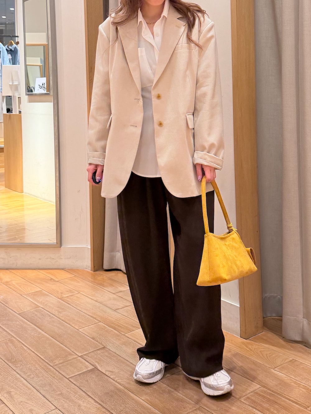 ベージュ系のテーラードジャケット、ホワイト系のシャツ/ブラウス、ブラウン系のその他パンツを着用したレディースの春コーディネートの3枚目の写真