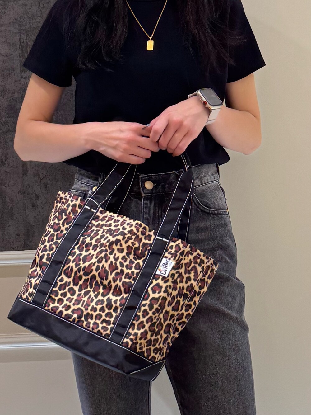 ブラック系のTシャツ/カットソー、ブラック系のデニムパンツを着用したレディースの夏コーディネートの3枚目の写真