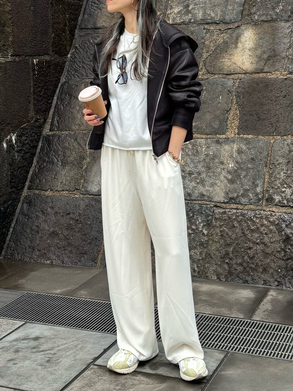 ホワイト系のTシャツ/カットソー、ホワイト系のその他パンツ、ブラック系のブルゾンを着用したレディースの春コーディネートの4枚目の写真
