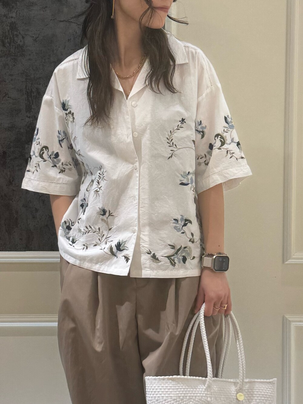 ホワイト系のシャツ/ブラウス、イエロー系のその他パンツ、ホワイト系のかごバッグを着用したレディースの春コーディネートの2枚目の写真