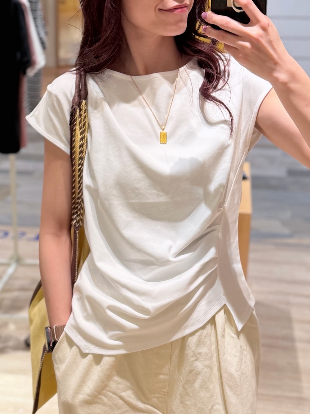 ホワイト系のTシャツ/カットソー、ホワイト系のその他パンツ、イエロー系のトートバッグを着用したレディースの夏コーディネートの3枚目の写真