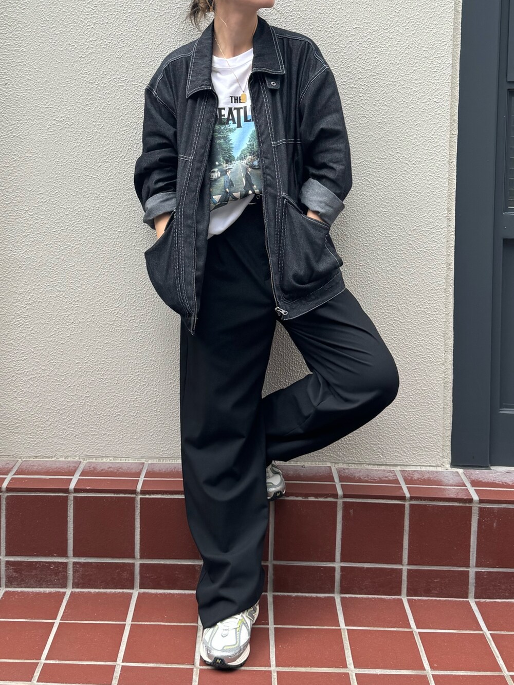 ブラック系のブルゾン、ホワイト系のTシャツ/カットソーを着用したレディースの秋コーディネートの5枚目の写真