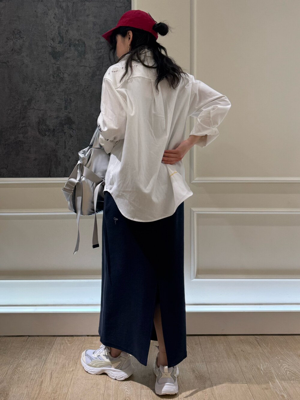 ホワイト系のシャツ/ブラウス、シルバー系のショルダーバッグ、ブルー系のスカートを着用したレディースの春コーディネートの2枚目の写真