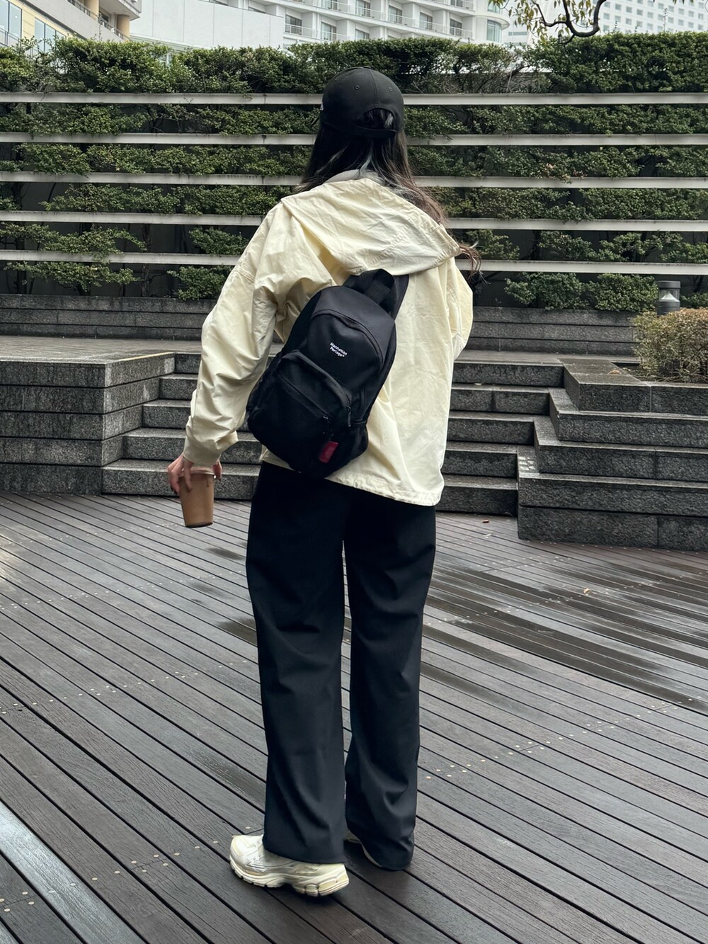 ホワイト系のナイロンジャケットを着用したレディースの春コーディネートの4枚目の写真