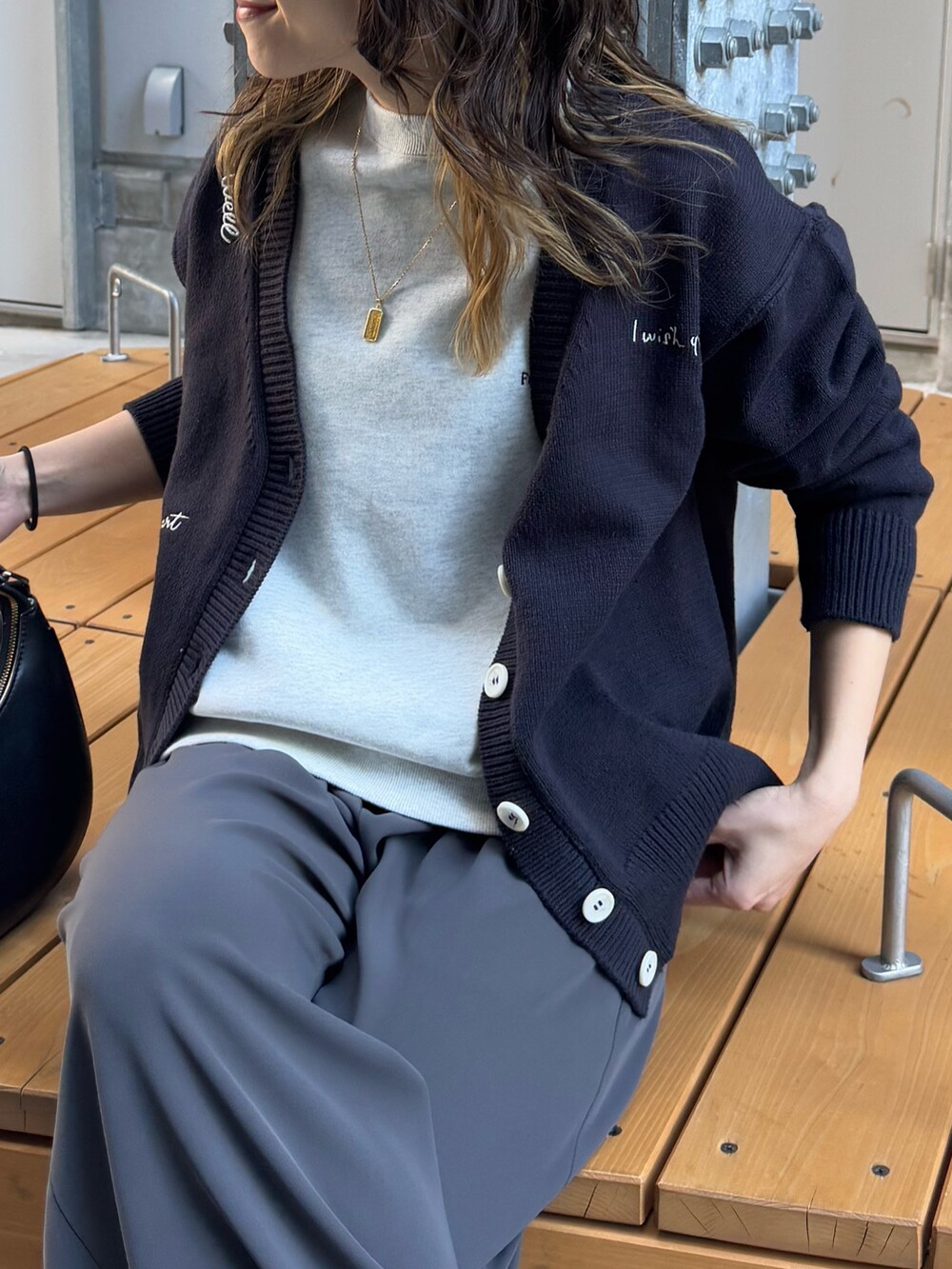 ブルー系のカーディガン/ボレロ、ベージュ系のその他パンツを着用したレディースの冬コーディネートの3枚目の写真