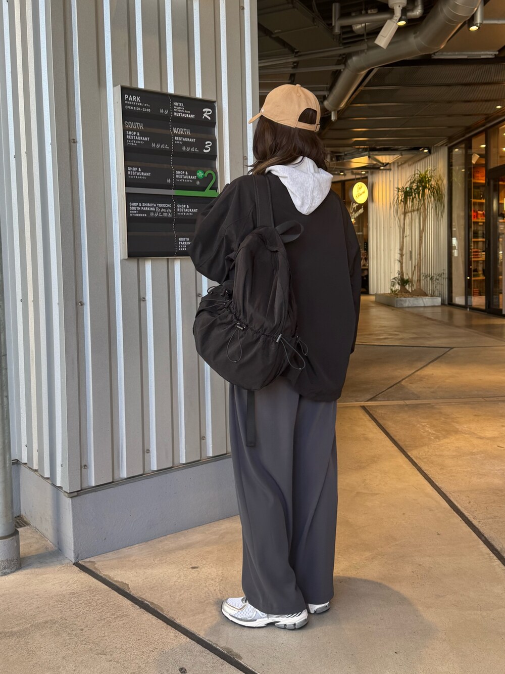 ブラック系のブルゾン、グレー系のその他パンツ、ブラック系のバックパック/リュックを着用したレディースの冬コーディネートの6枚目の写真