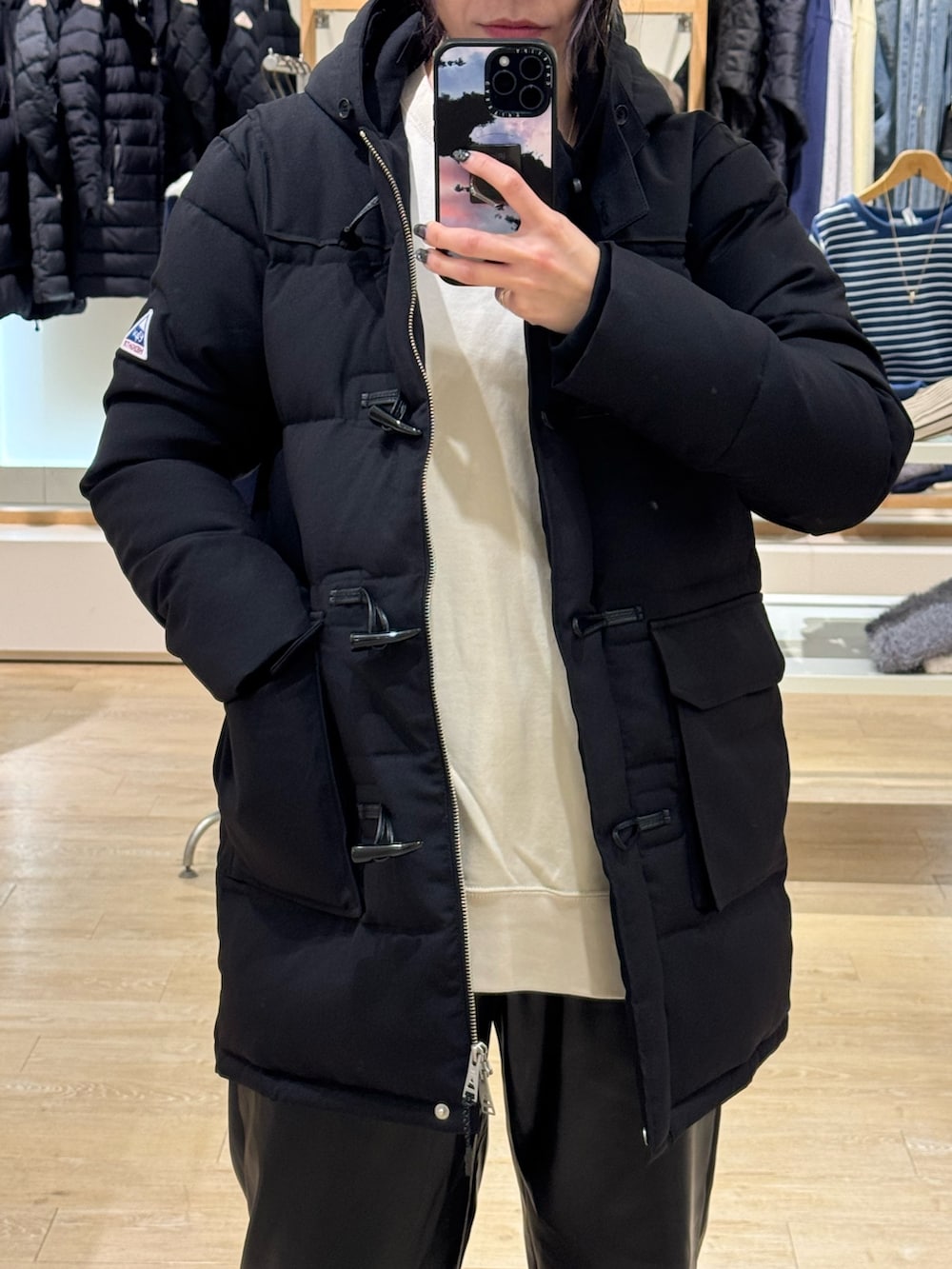 ブラック系のダウンジャケット/コートを着用したレディースの秋コーディネートの2枚目の写真