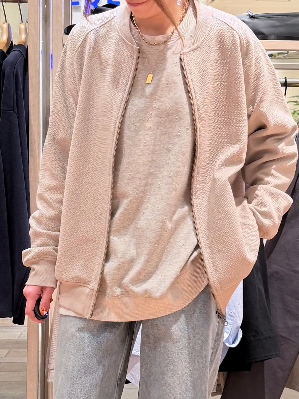 ブルー系のデニムパンツ、グレー系のスウェットを着用したレディースの春コーディネートの2枚目の写真