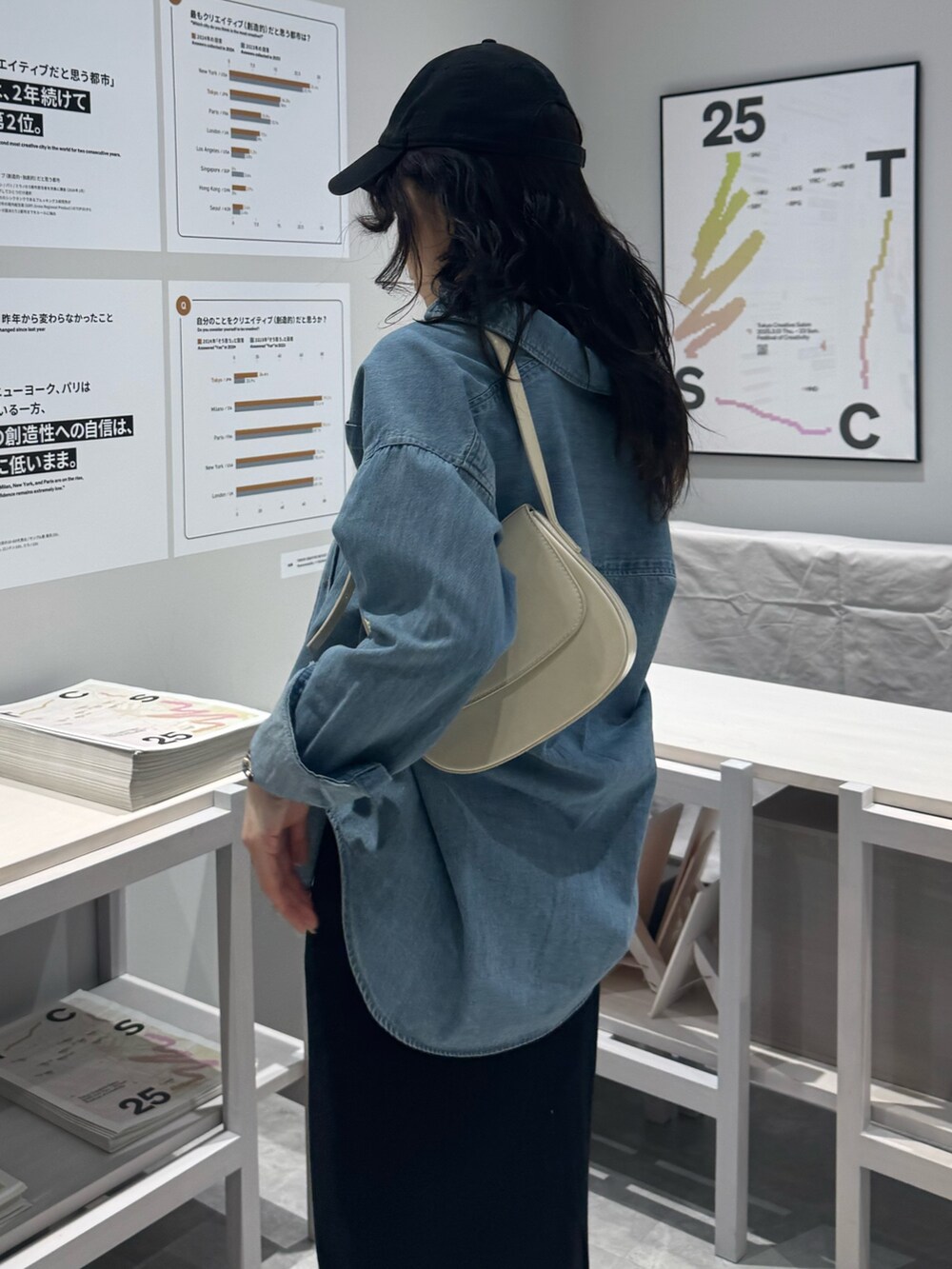 ブルー系のシャツ/ブラウス、ブルー系のスカート、ブラック系のショルダーバッグを着用したレディースの春コーディネートの3枚目の写真