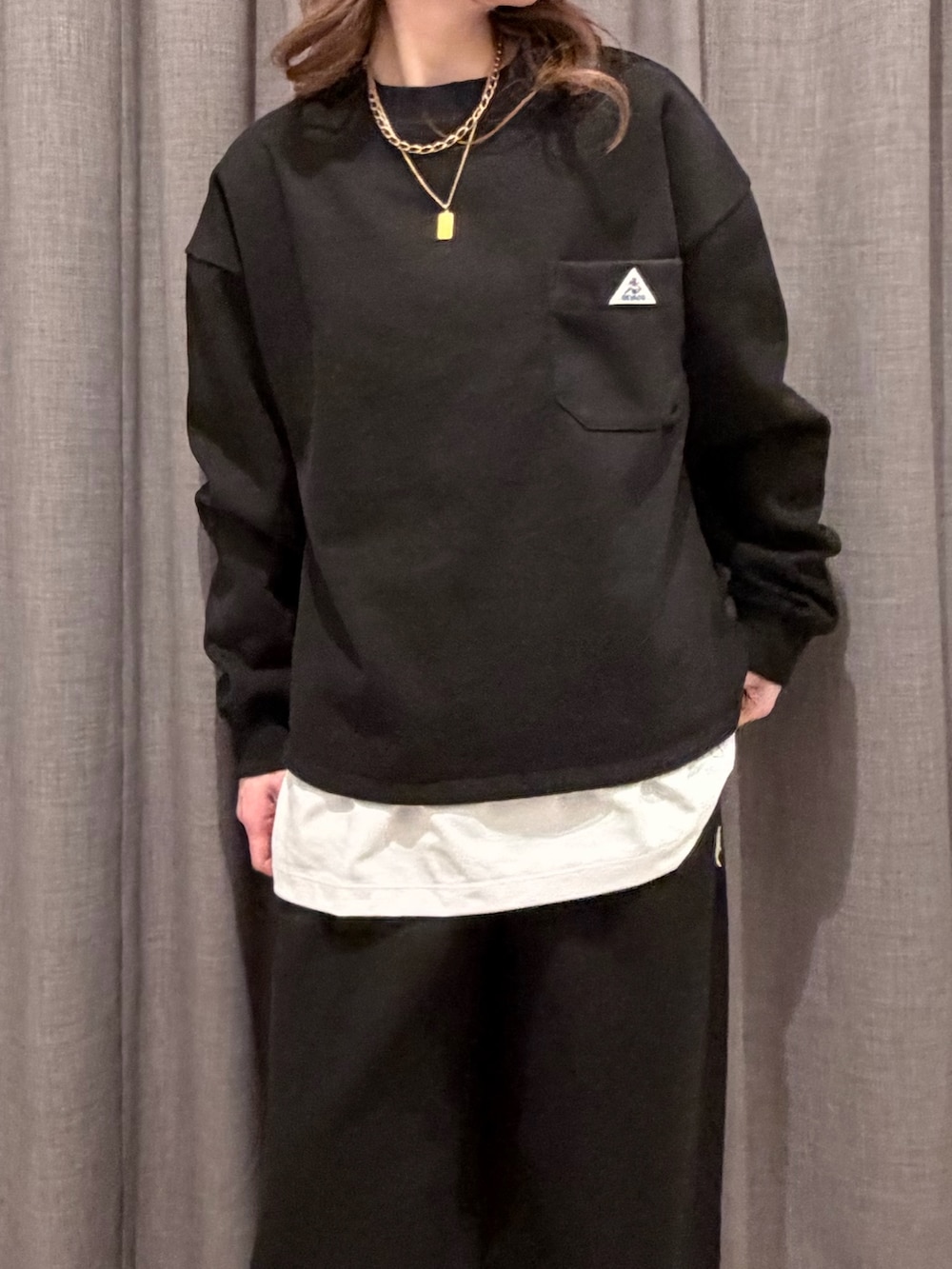 ブラック系のスウェット、ブラック系のその他パンツを着用したレディースの冬コーディネートの2枚目の写真