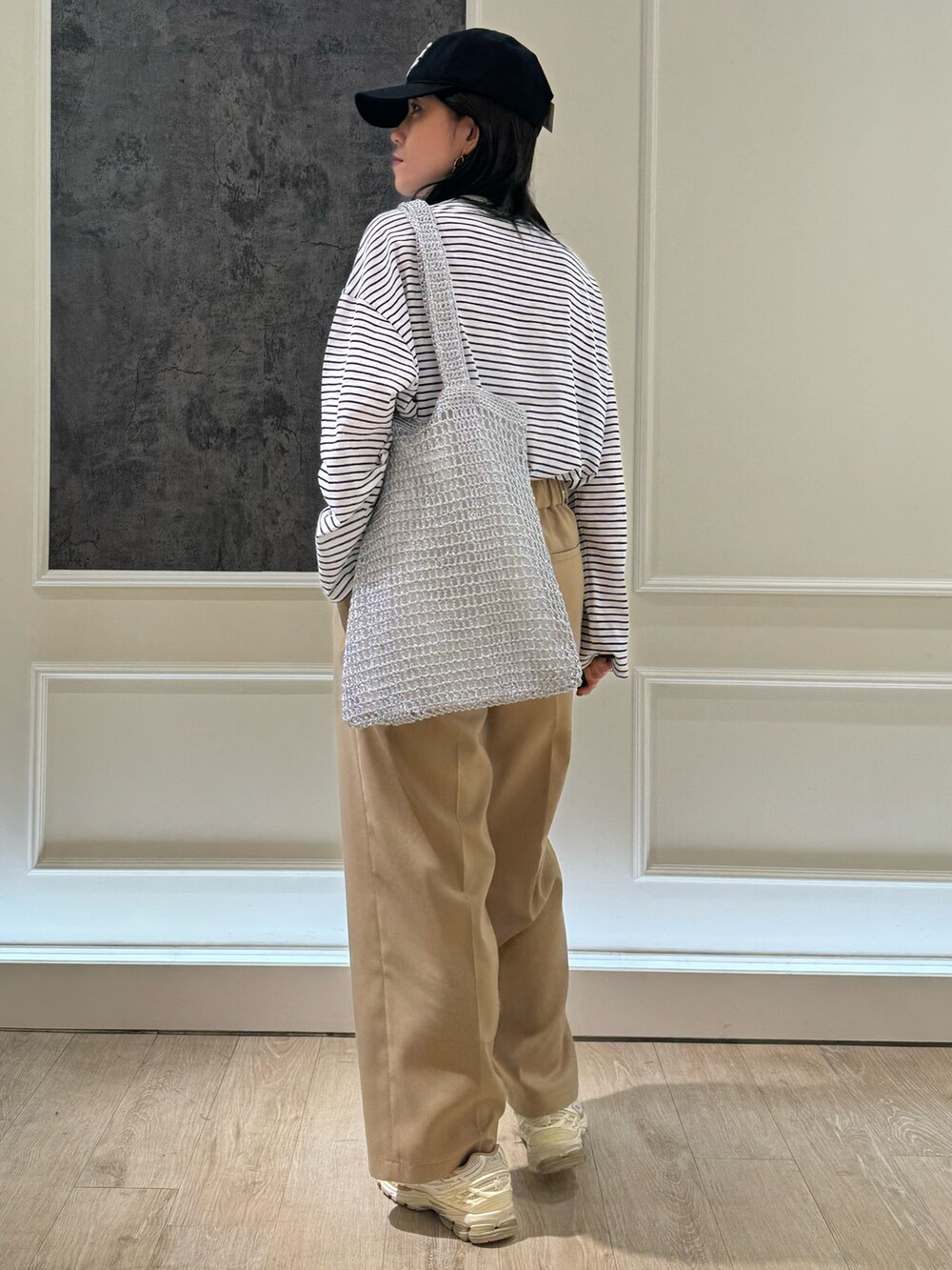 ブルー系のTシャツ/カットソー、ベージュ系のその他パンツ、シルバー系のトートバッグを着用したレディースの春コーディネートの4枚目の写真