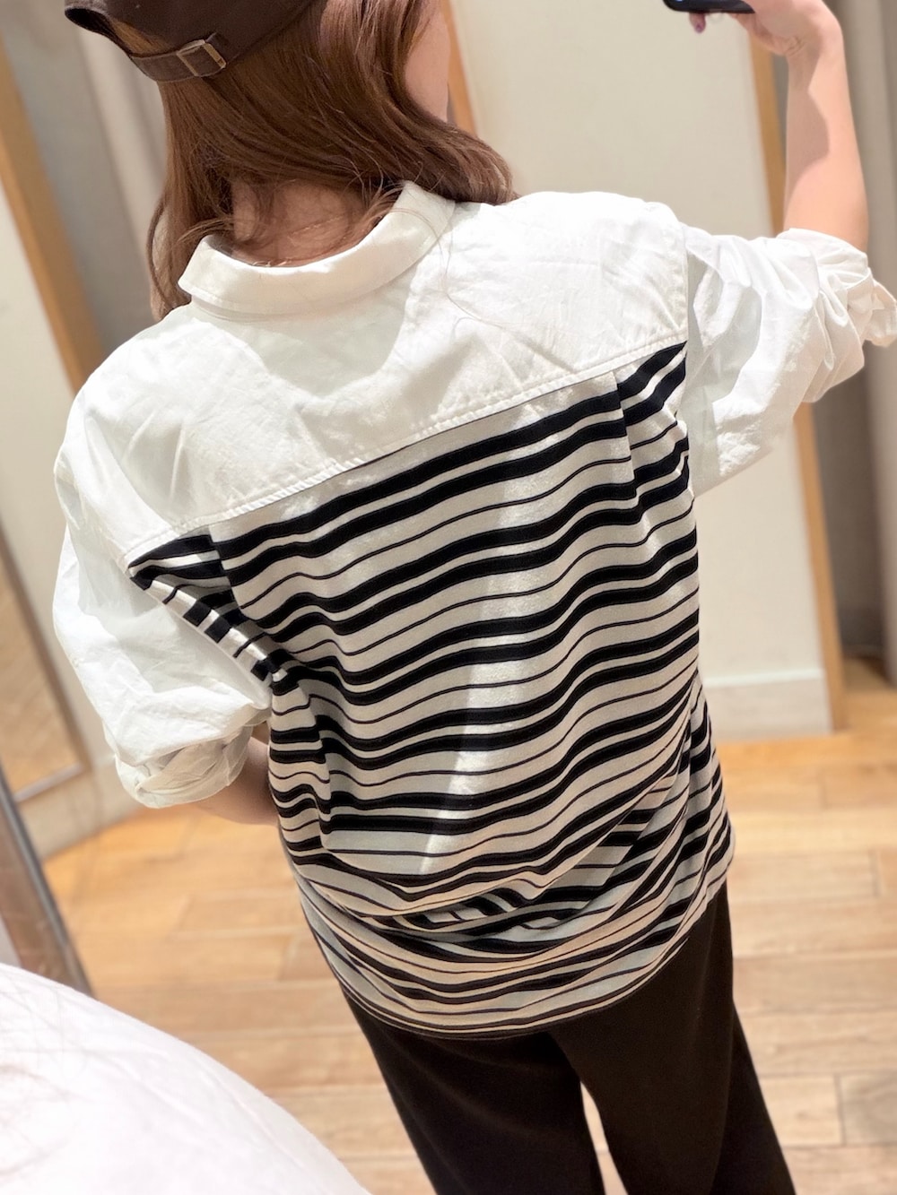 ホワイト系のシャツ/ブラウス、ブラック系のスラックスを着用したレディースの春コーディネートの4枚目の写真