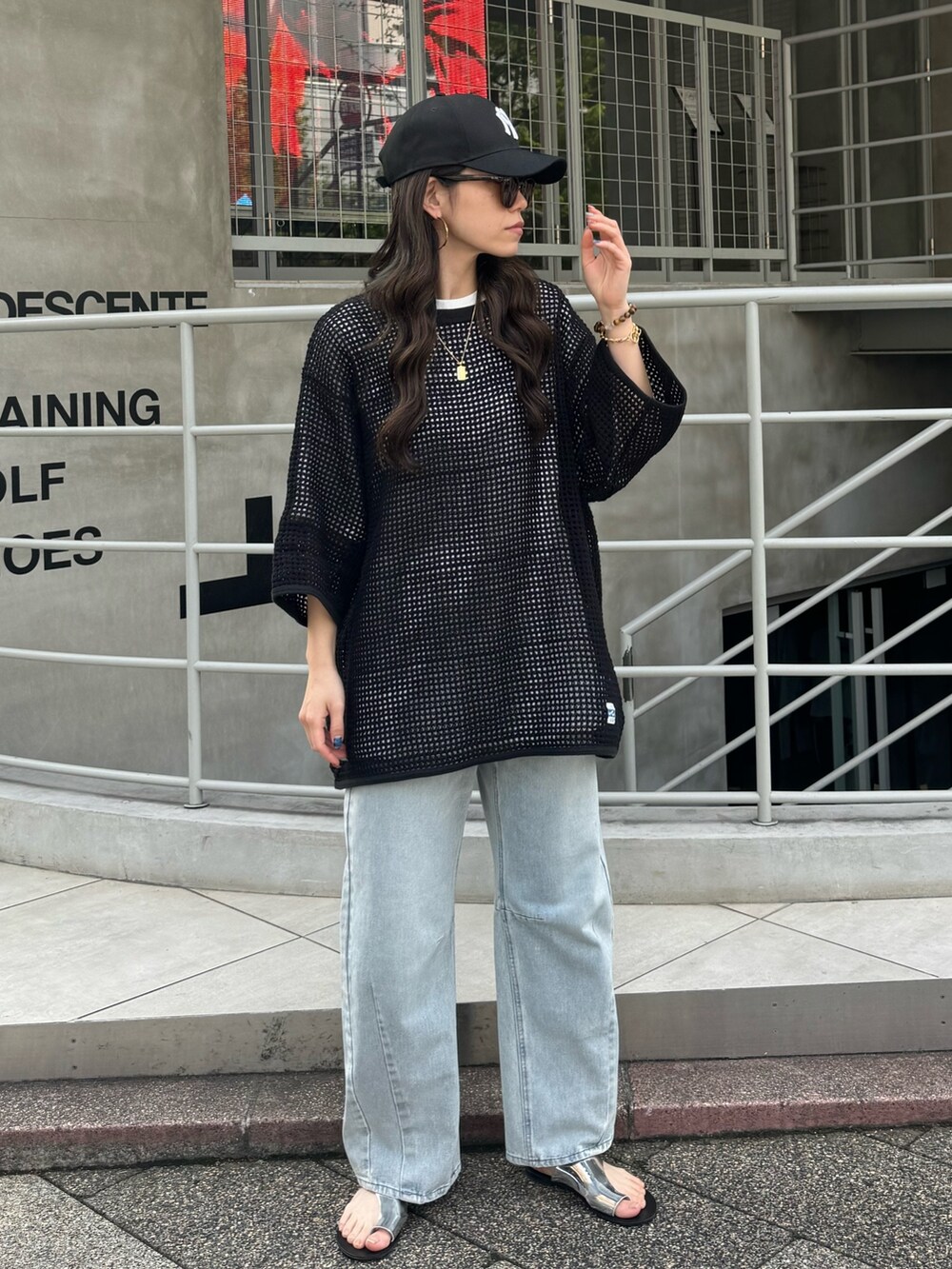 ブラック系のTシャツ/カットソー、シルバー系のサンダルを着用したレディースの春コーディネートの2枚目の写真