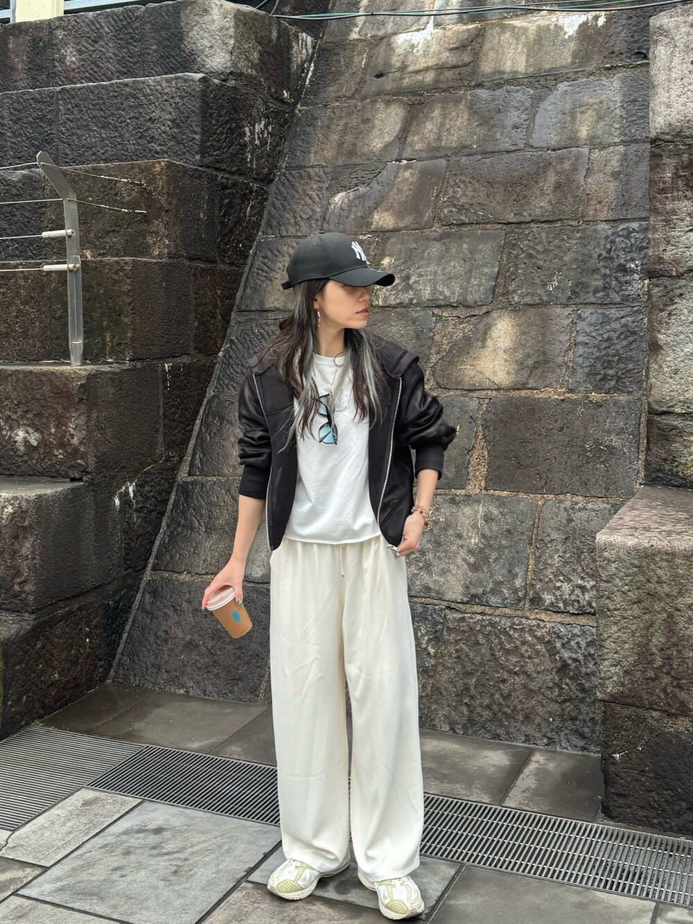 ホワイト系のTシャツ/カットソー、ホワイト系のその他パンツ、ブラック系のブルゾンを着用したレディースの春コーディネートの2枚目の写真