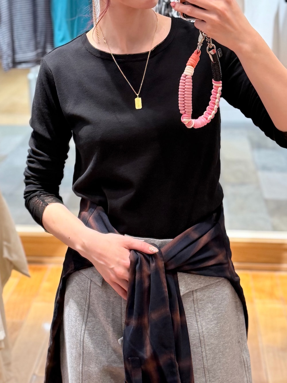 ブラック系のTシャツ/カットソー、グレー系のその他パンツを着用したレディースの秋コーディネートの3枚目の写真