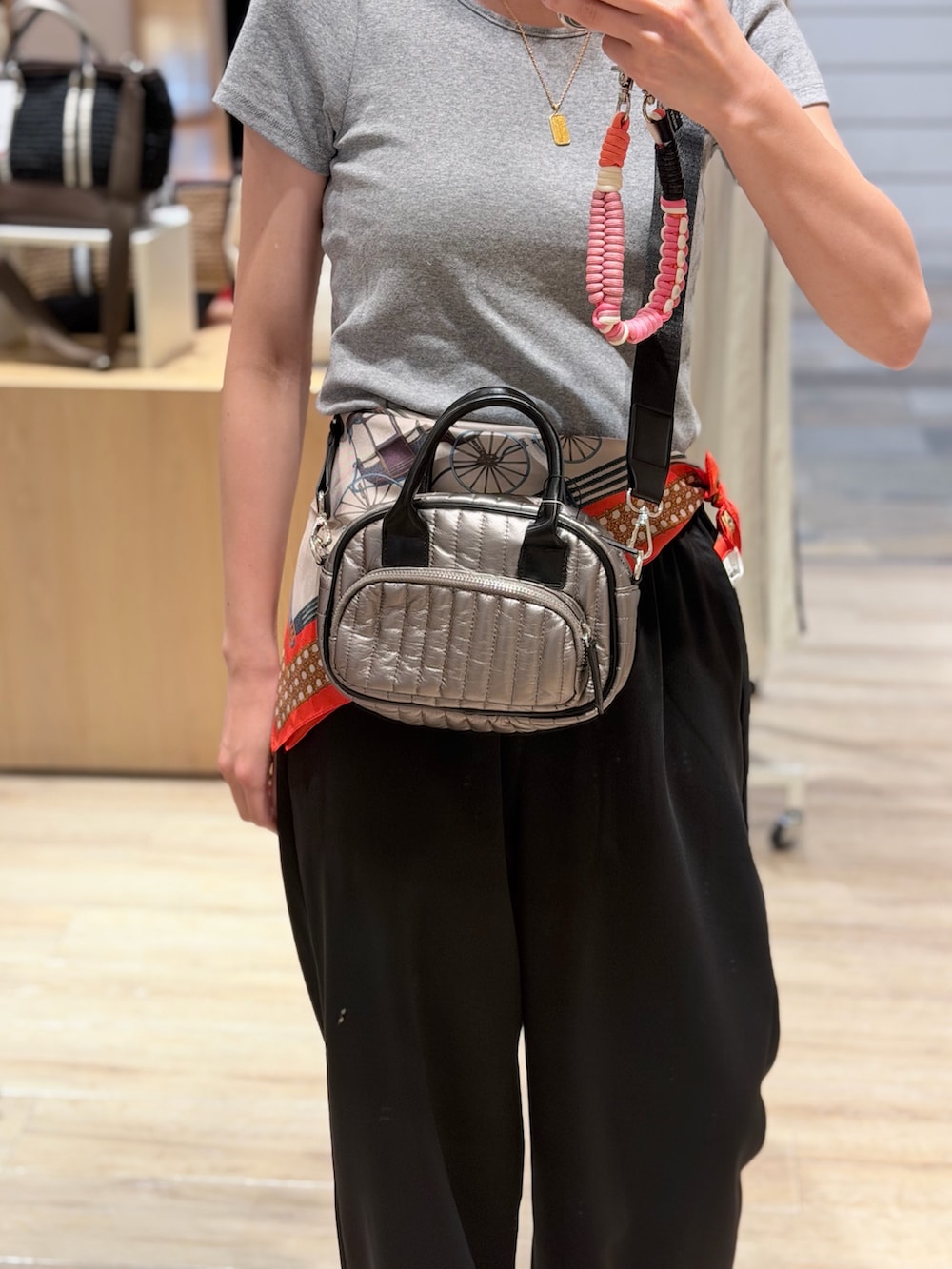 グレー系のTシャツ/カットソー、ブラック系のショルダーバッグ、ブラック系のその他パンツを着用したレディースの夏コーディネートの3枚目の写真