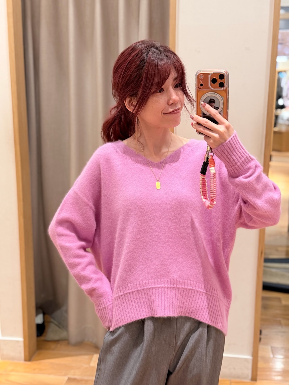 パープル系のニット/セーター、グレー系のその他パンツを着用したレディースの秋コーディネートの2枚目の写真