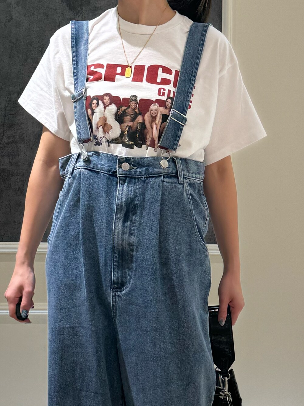 ブルー系のデニムパンツ、シルバー系のショルダーバッグ、シルバー系のサンダルを着用したレディースの夏コーディネートの5枚目の写真