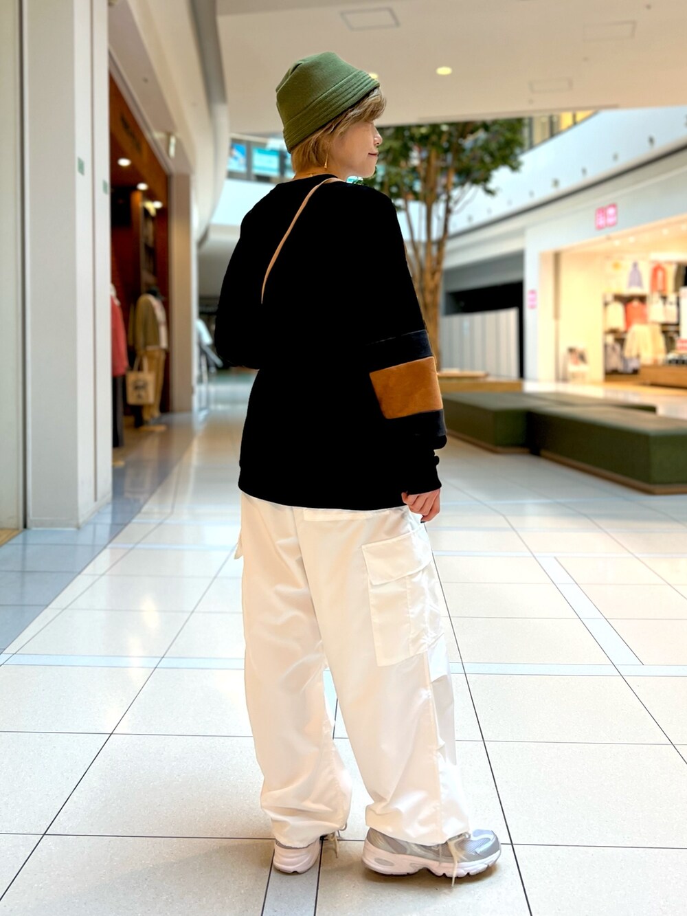 ブラック系のTシャツ/カットソー、ホワイト系のカーゴパンツ、ベージュ系のショルダーバッグを着用したレディースの春コーディネートの2枚目の写真