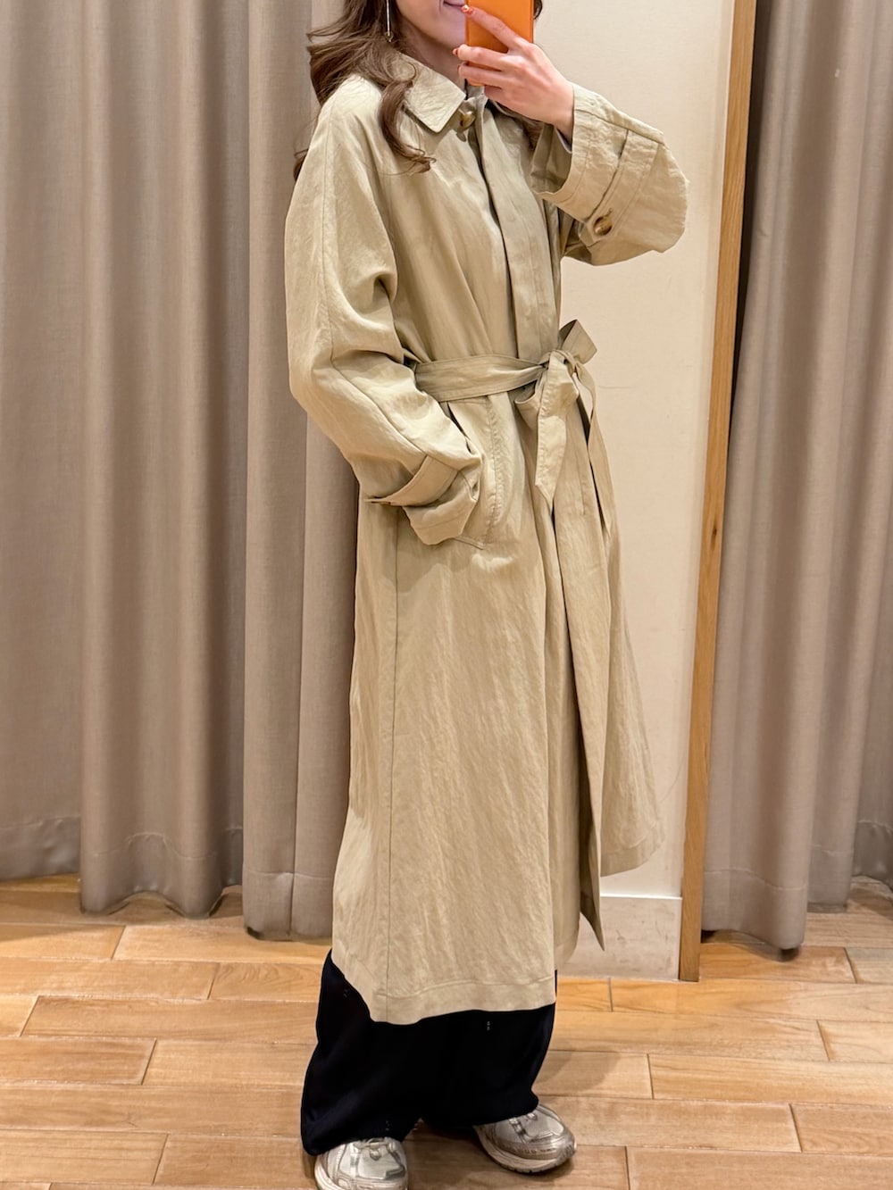 ホワイト系のTシャツ/カットソー、ベージュ系のステンカラーコートを着用したレディースの春コーディネートの5枚目の写真