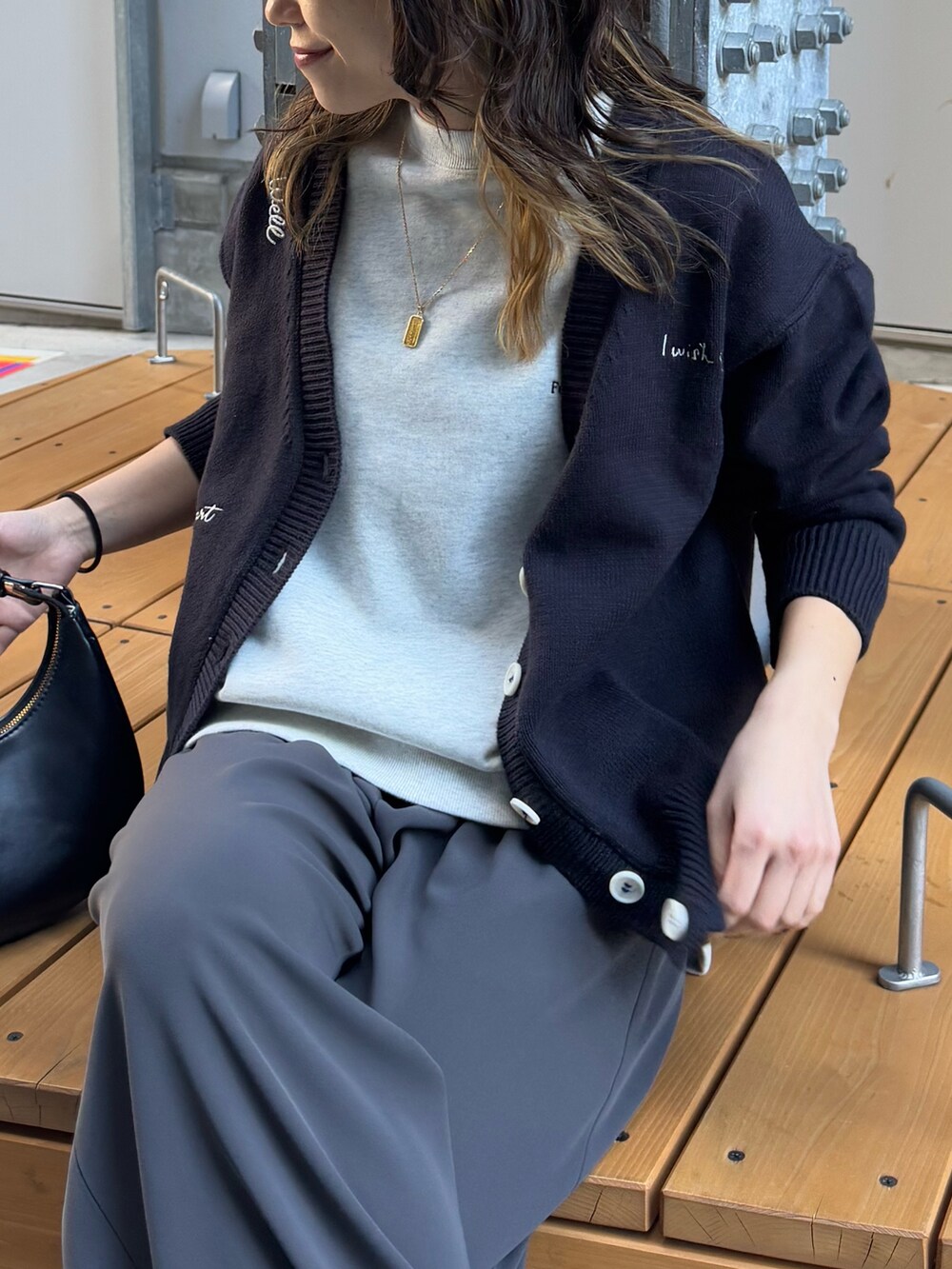 ブルー系のカーディガン/ボレロ、グレー系のその他パンツを着用したレディースの冬コーディネートの4枚目の写真