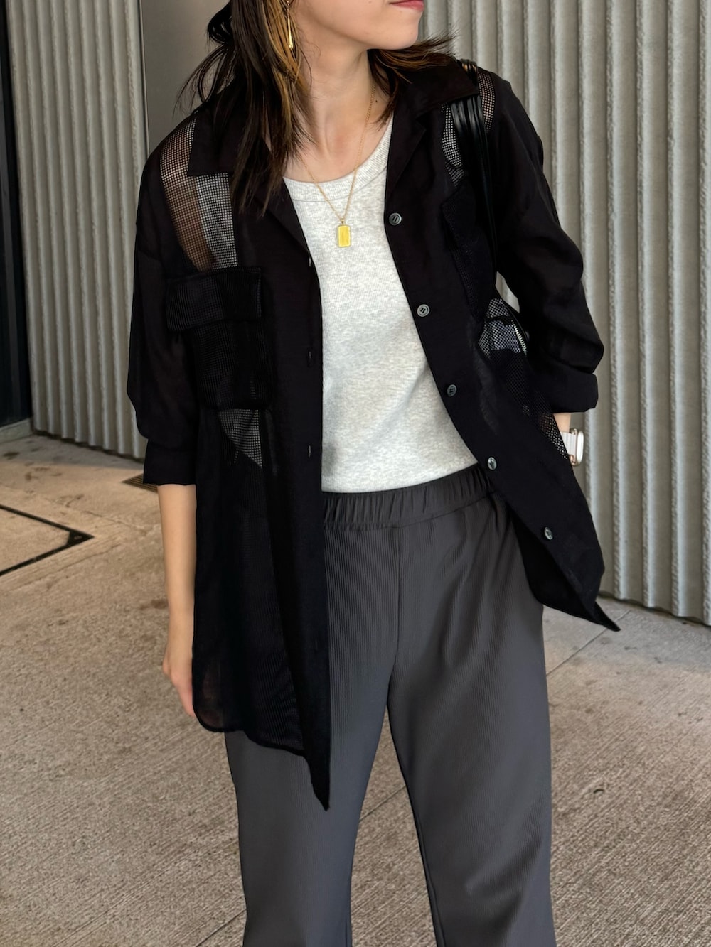 ブラック系のシャツ/ブラウス、グレー系のその他パンツ、ブラック系のサンダルを着用したレディースの夏コーディネートの4枚目の写真