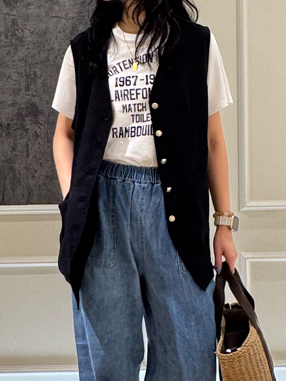 ブルー系のデニムパンツ、ブラック系のベスト、ホワイト系のTシャツ/カットソーを着用したレディースの夏コーディネートの5枚目の写真