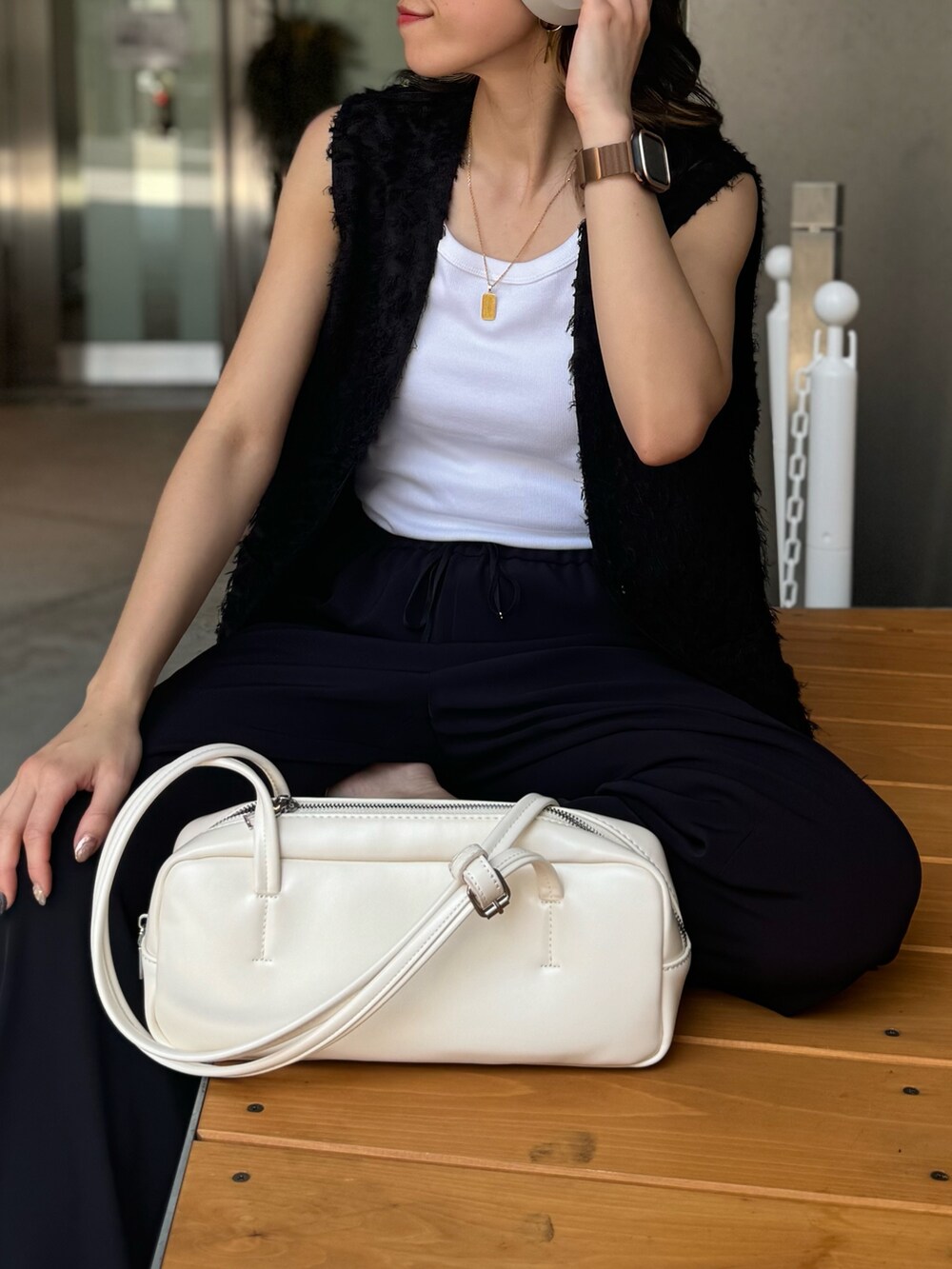 ブラック系のベスト、グレー系のその他パンツ、シルバー系のサンダルを着用したレディースの夏コーディネートの4枚目の写真