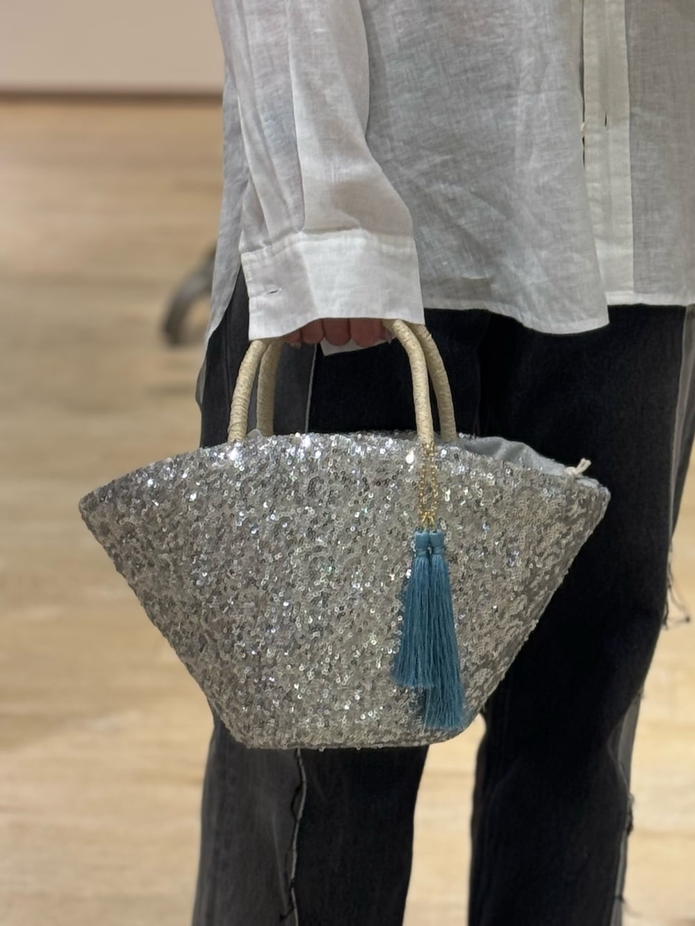 ホワイト系のシャツ/ブラウス、グリーン系のタンクトップ、シルバー系のかごバッグを着用したレディースの春コーディネートの3枚目の写真