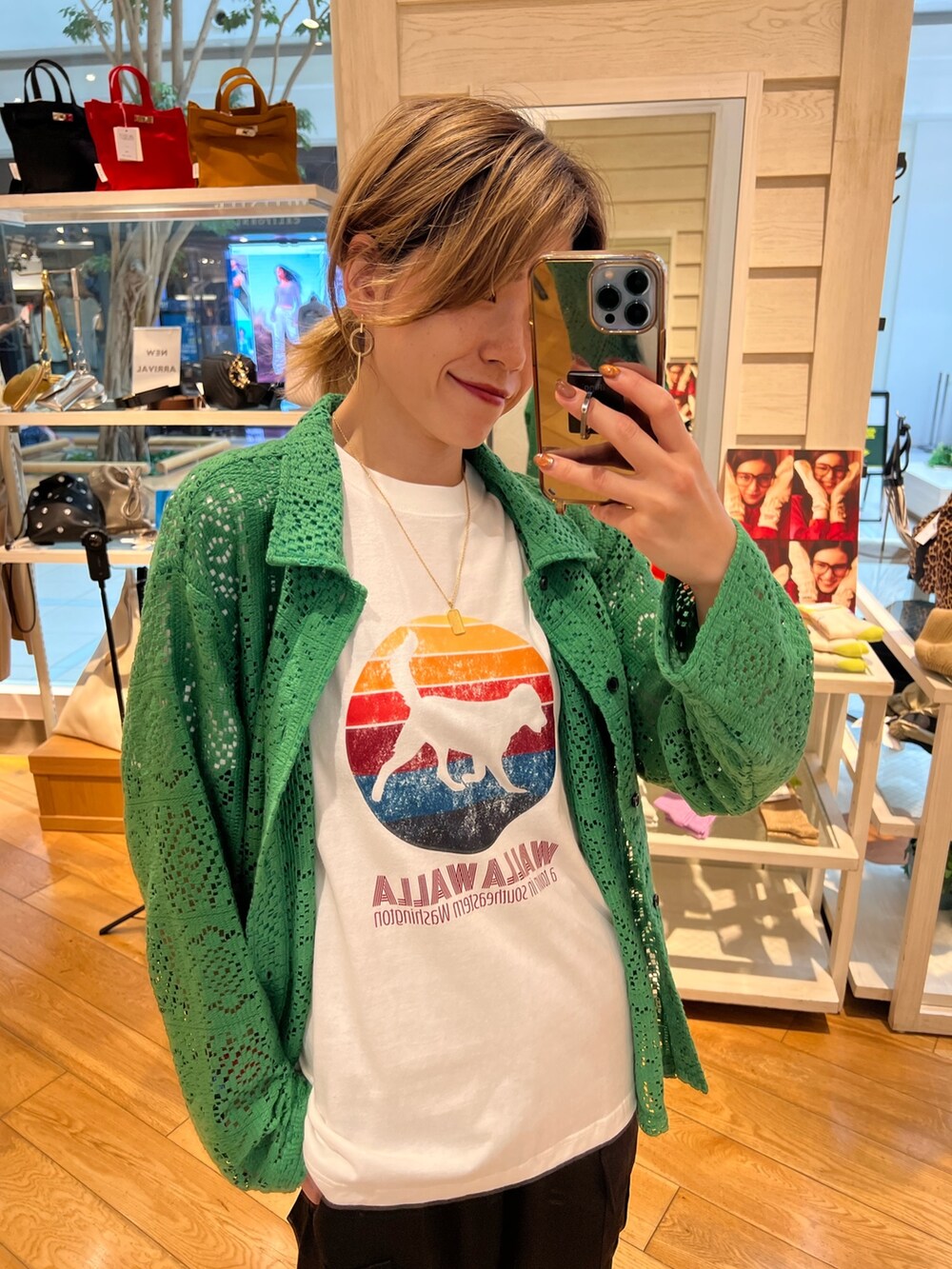 ブラック系のカーゴパンツ、グリーン系のシャツ/ブラウスを着用したレディースの秋コーディネートの2枚目の写真