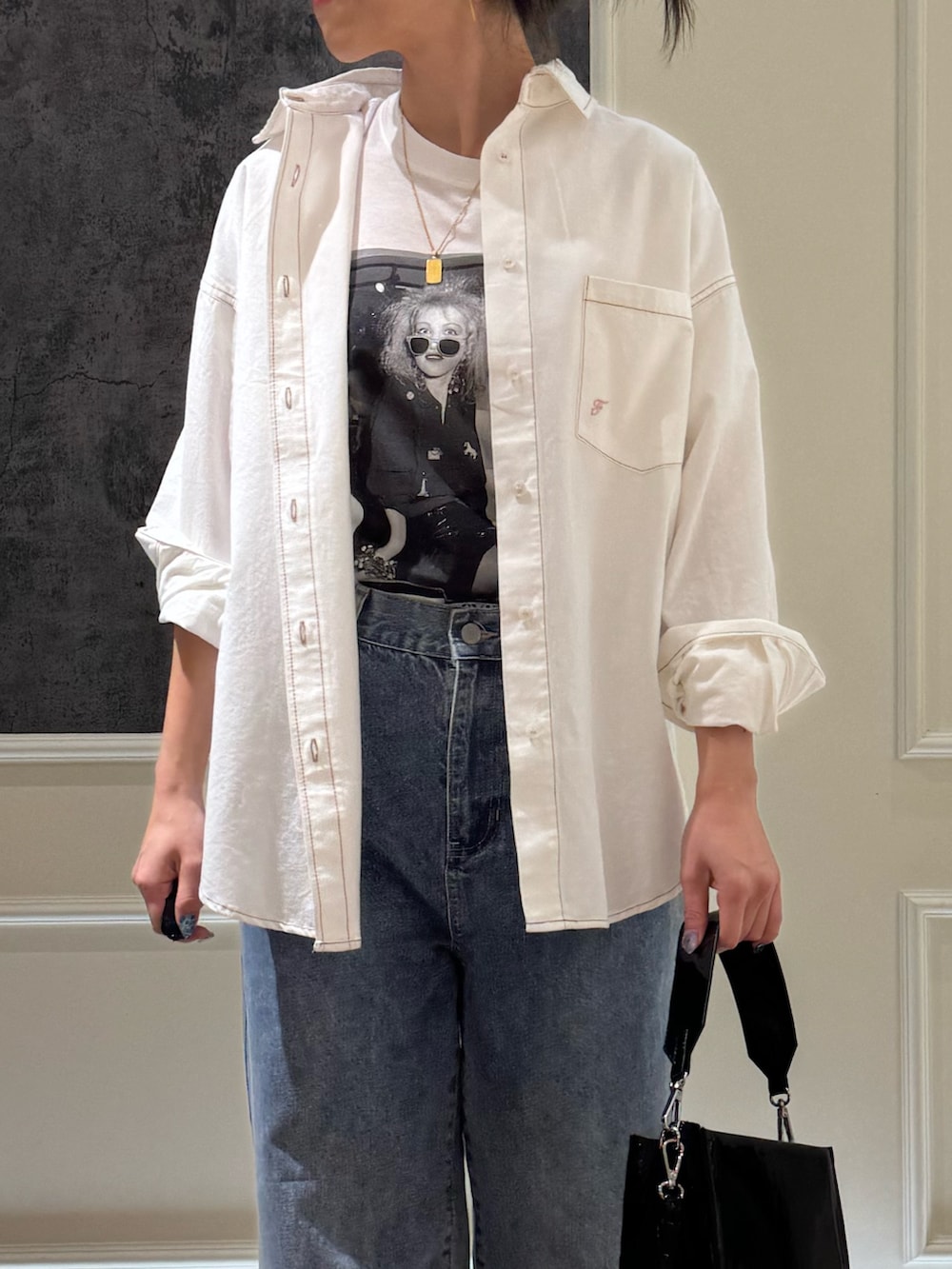 ホワイト系のシャツ/ブラウス、ブルー系のデニムパンツ、ホワイト系のTシャツ/カットソーを着用したレディースの夏コーディネートの3枚目の写真